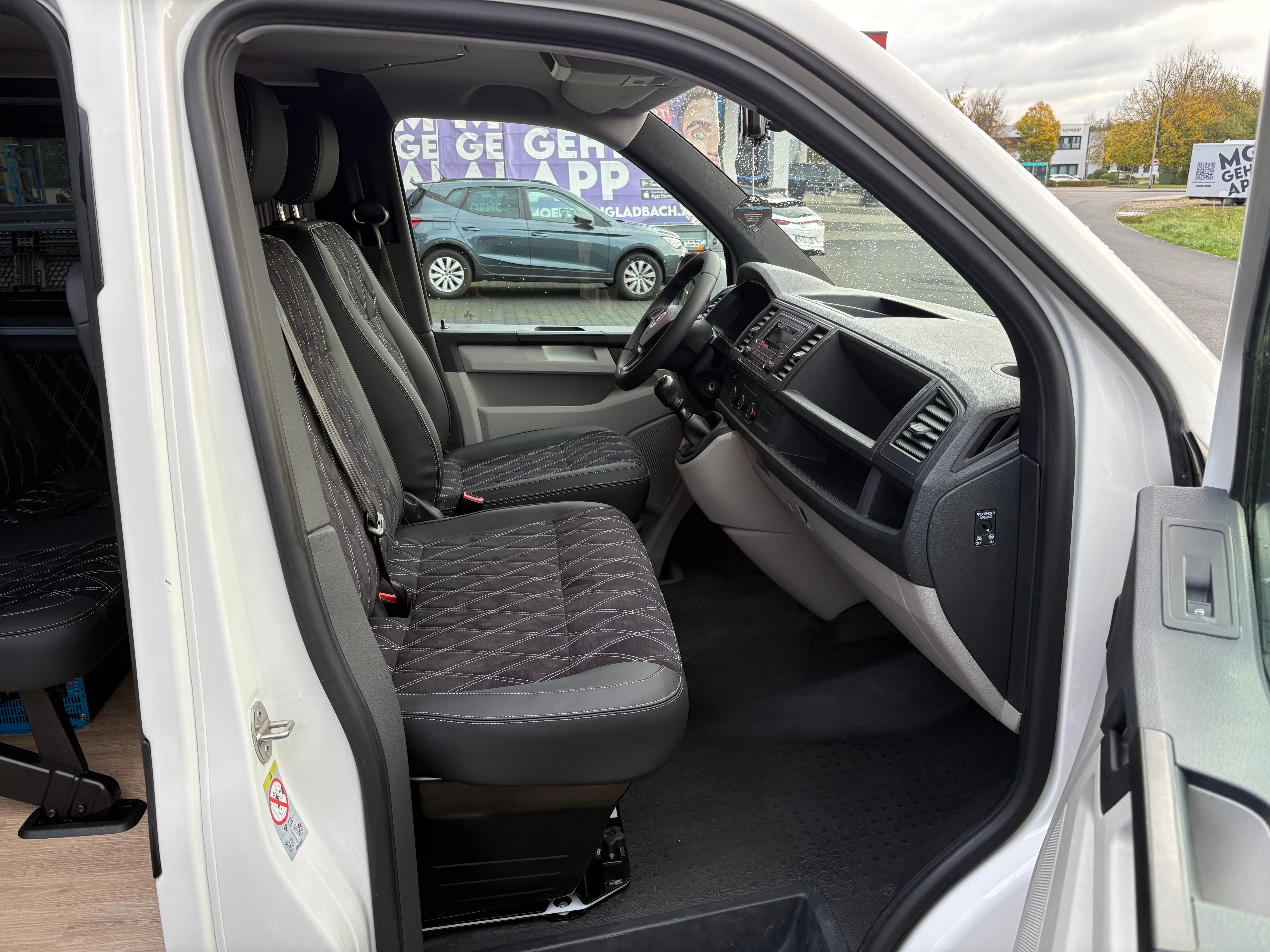 T6 Camper mit Toilette 2.0 TDI 102PS unfallfrei | Wohnmobil mit Hubdach Schlafdach, Zweifarbig, PDC, Rückfahrkamera | Campervan Umbau 5 Sitzer