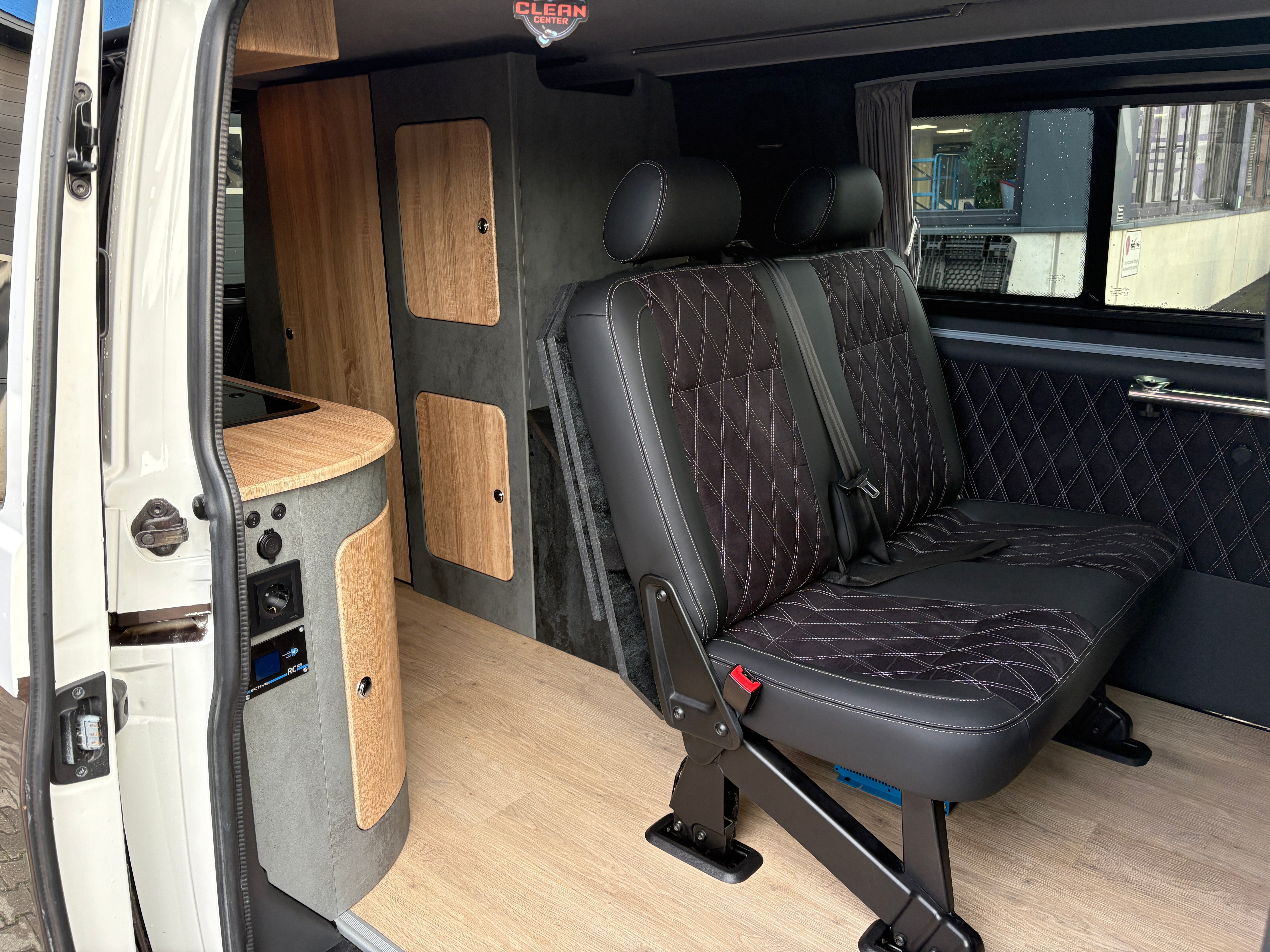 T6 Camper mit Toilette 2.0 TDI 102PS unfallfrei | Wohnmobil mit Hubdach Schlafdach, Zweifarbig, PDC, Rückfahrkamera | Campervan Umbau 5 Sitzer