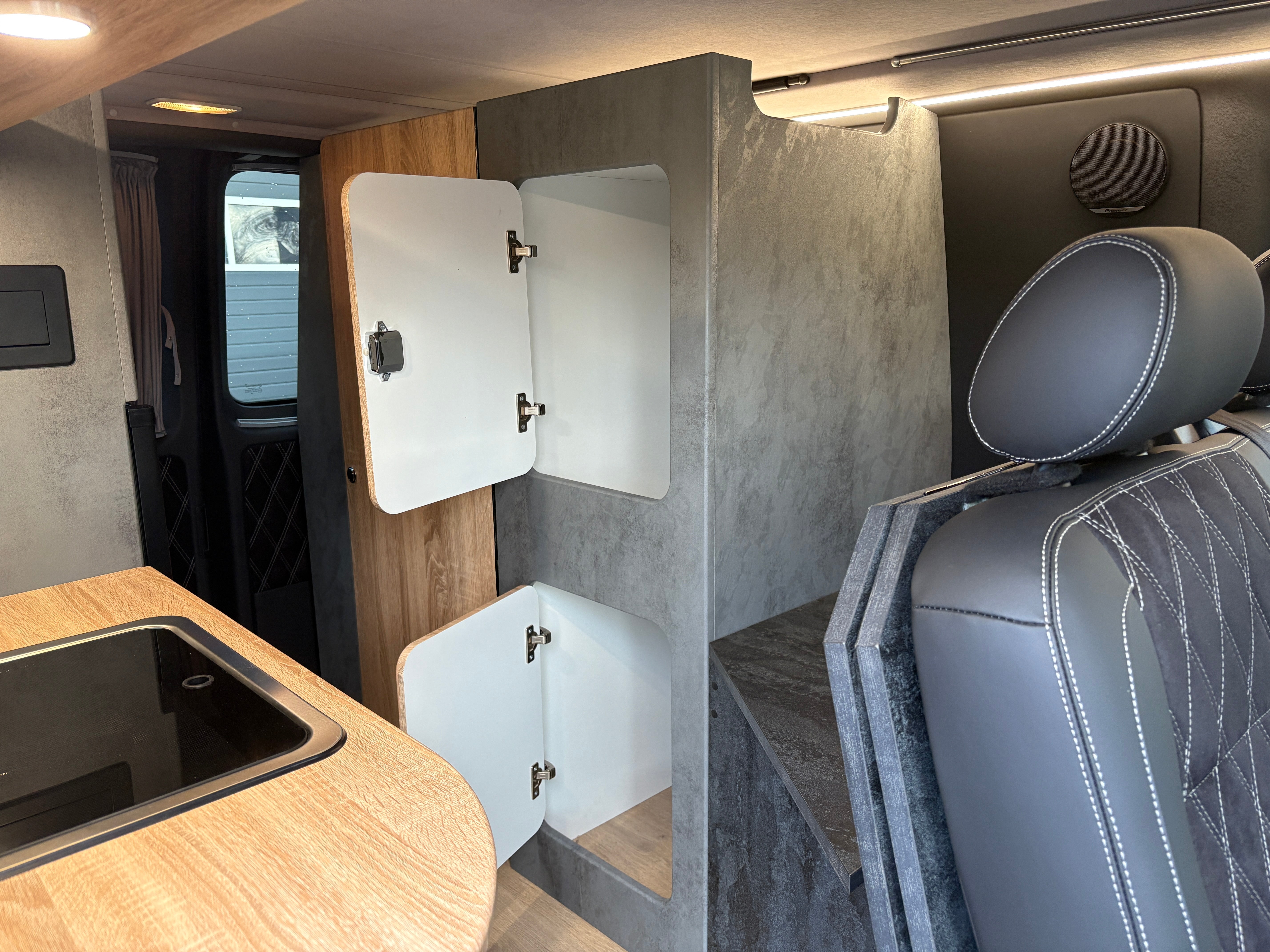 T6 Camper mit Toilette 2.0 TDI 102PS unfallfrei | Wohnmobil mit Hubdach Schlafdach, Zweifarbig, PDC, Rückfahrkamera | Campervan Umbau 5 Sitzer