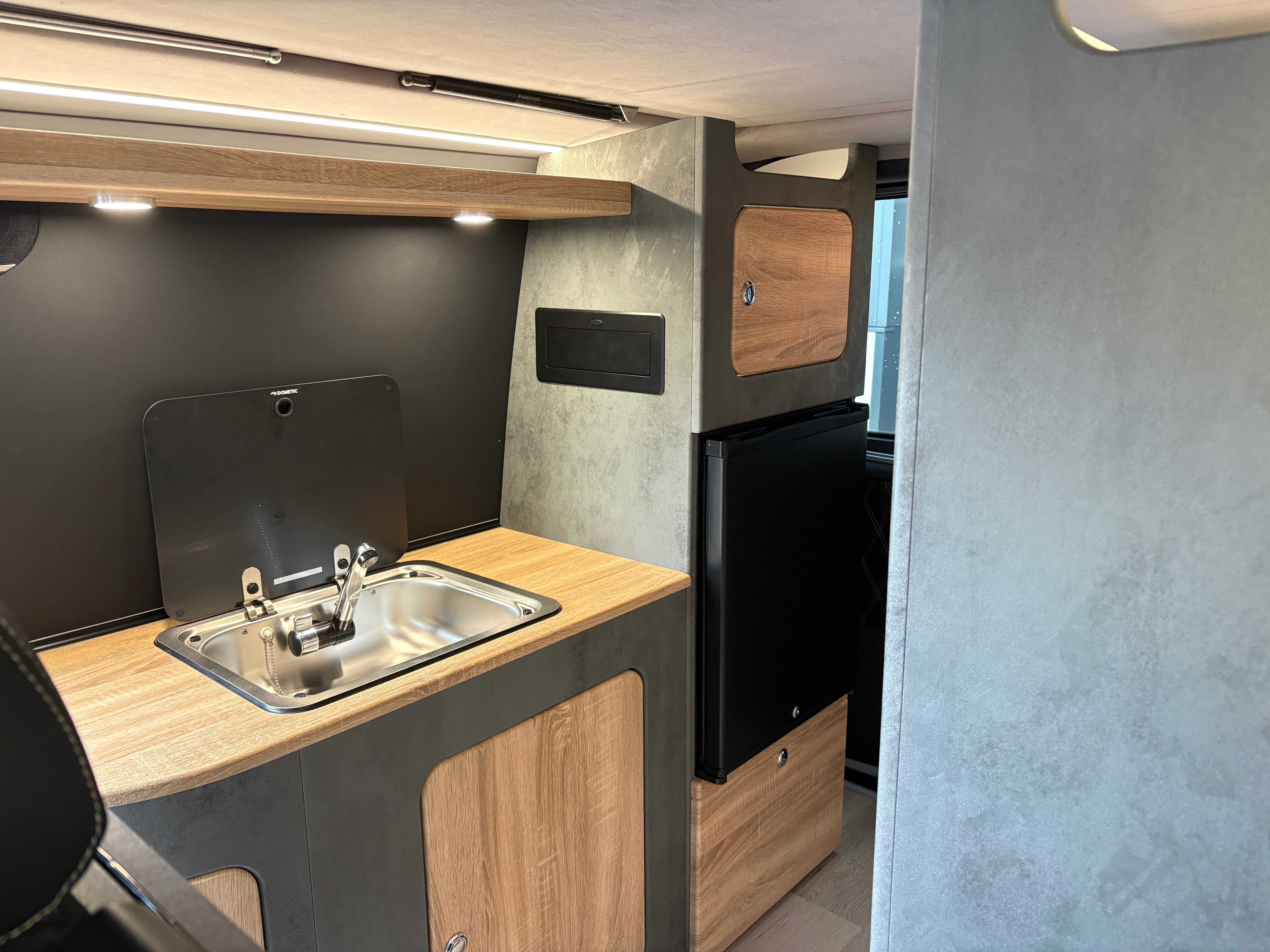 T6 Camper mit Toilette 2.0 TDI 102PS unfallfrei | Wohnmobil mit Hubdach Schlafdach, Zweifarbig, PDC, Rückfahrkamera | Campervan Umbau 5 Sitzer