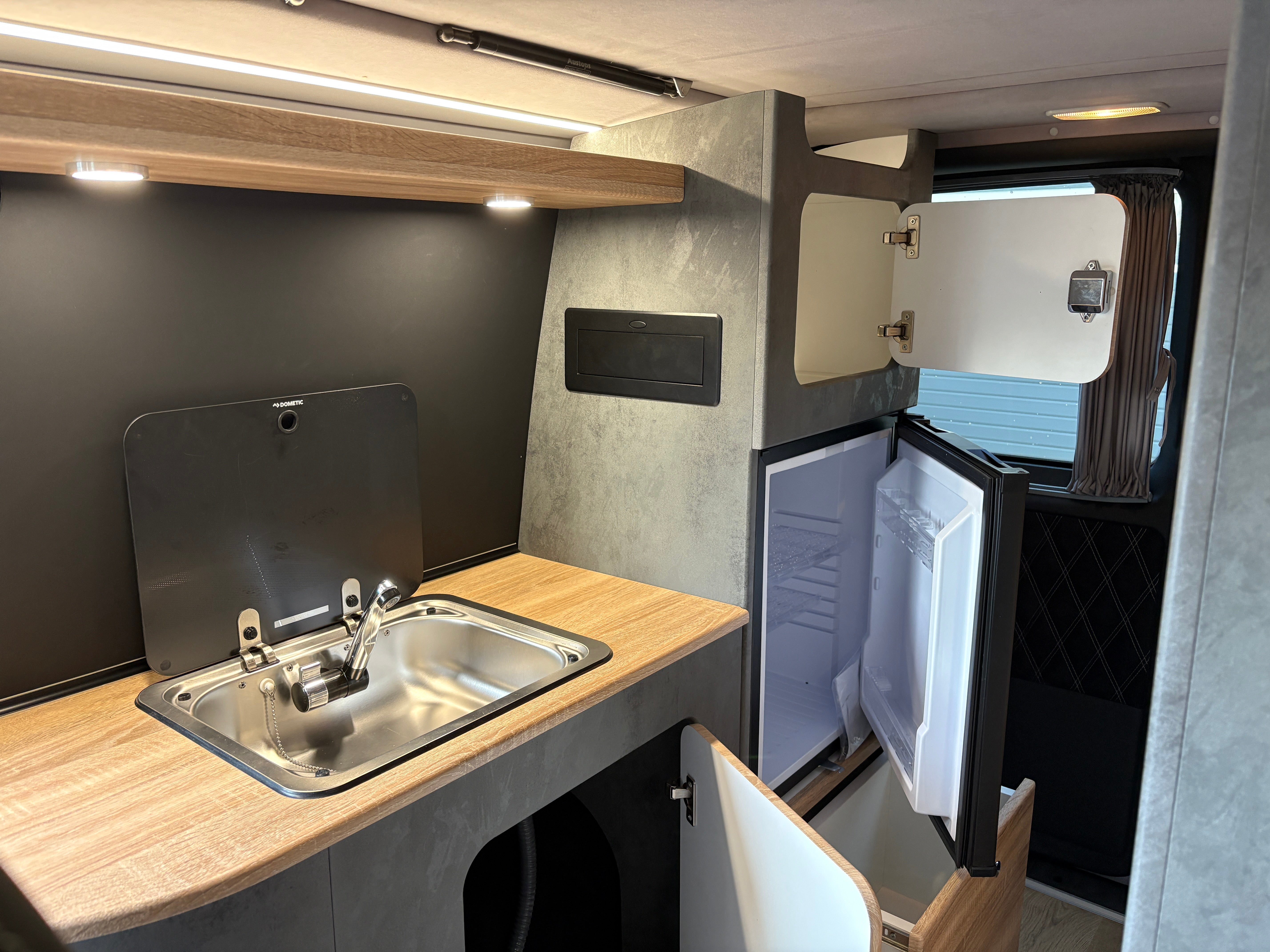 T6 Camper mit Toilette 2.0 TDI 102PS unfallfrei | Wohnmobil mit Hubdach Schlafdach, Zweifarbig, PDC, Rückfahrkamera | Campervan Umbau 5 Sitzer