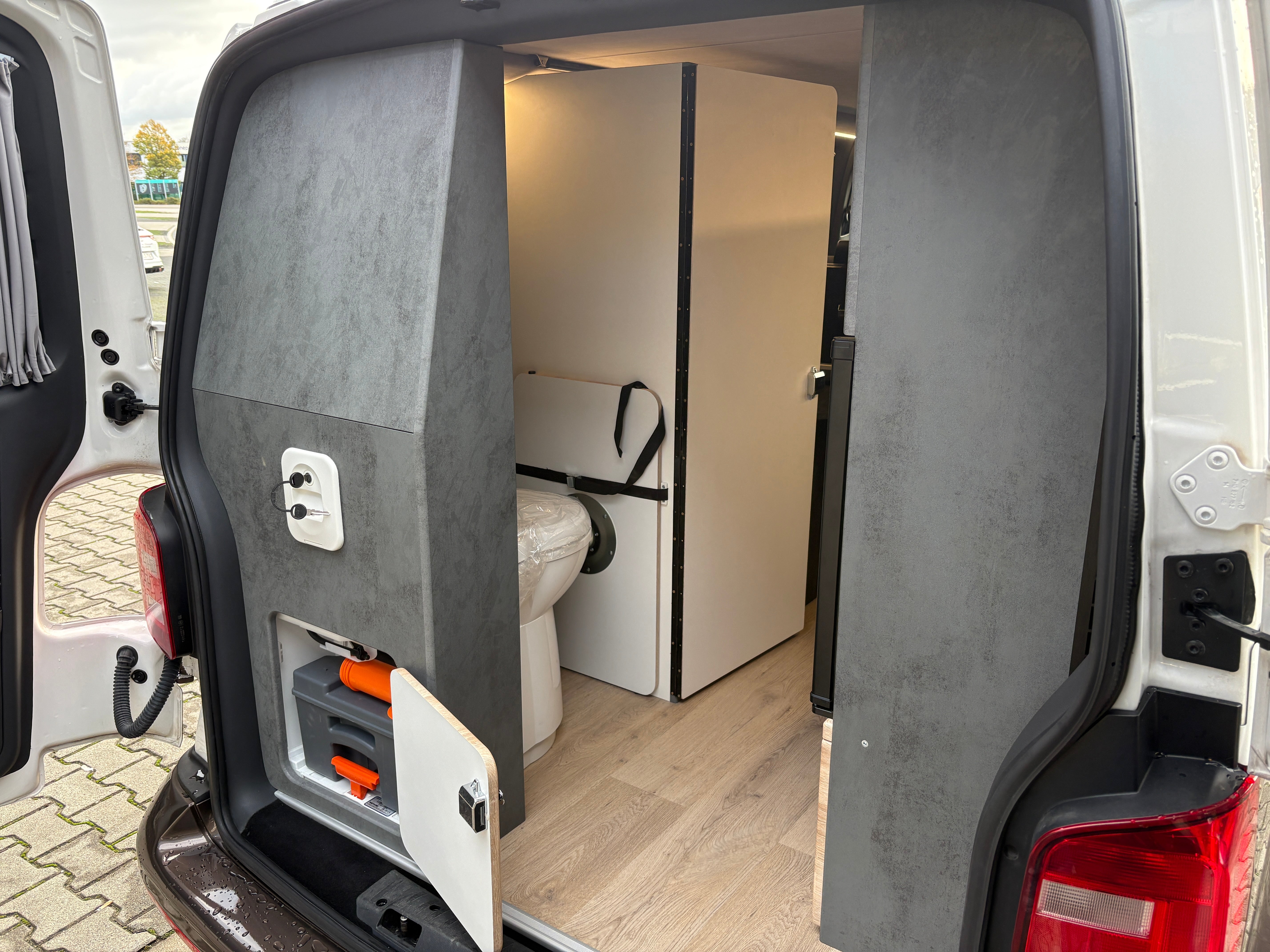 T6 Camper mit Toilette 2.0 TDI 102PS unfallfrei | Wohnmobil mit Hubdach Schlafdach, Zweifarbig, PDC, Rückfahrkamera | Campervan Umbau 5 Sitzer