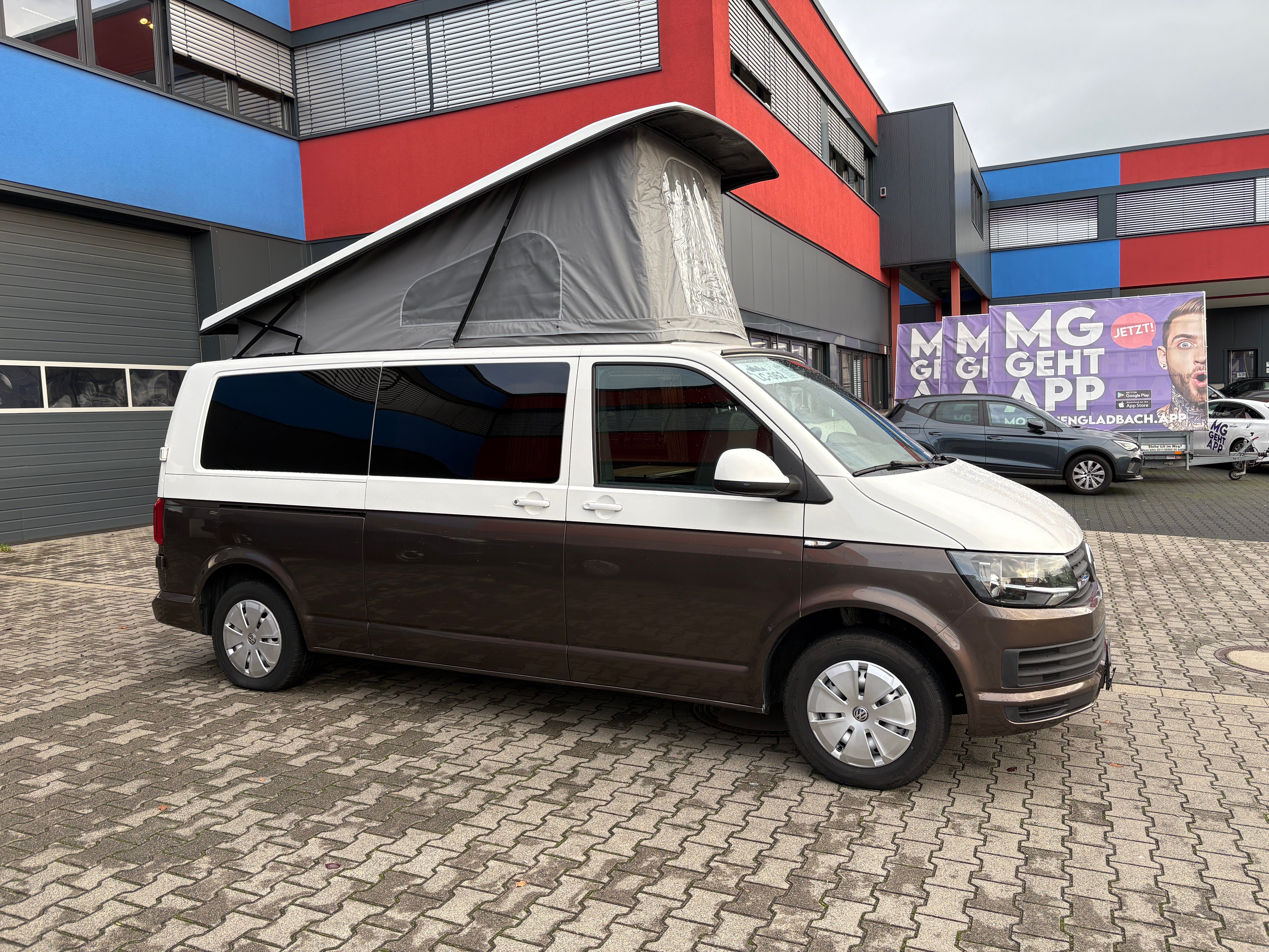 T6 Camper mit Toilette 2.0 TDI 102PS unfallfrei | Wohnmobil mit Hubdach Schlafdach, Zweifarbig, PDC, Rückfahrkamera | Campervan Umbau 5 Sitzer