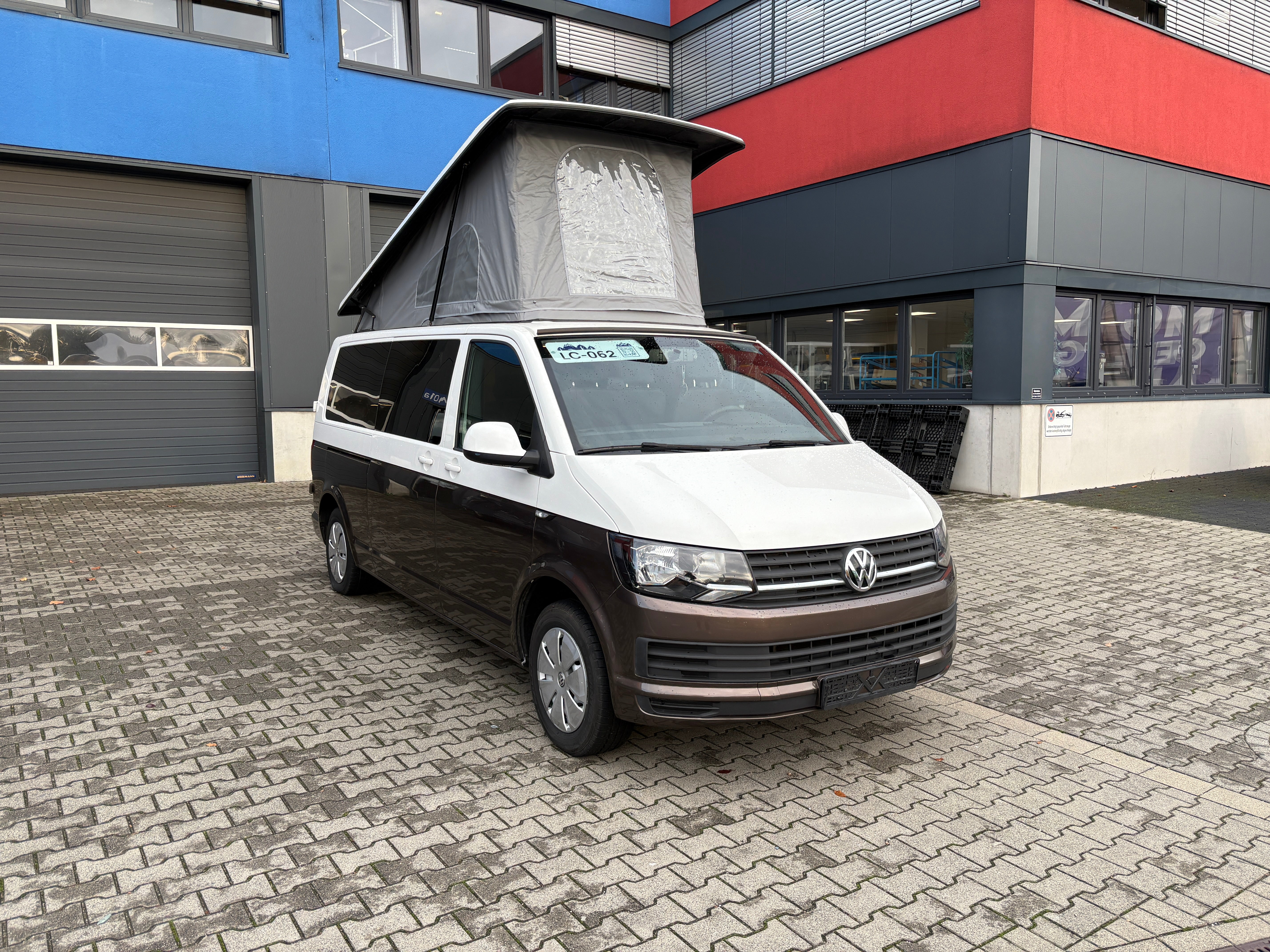 T6 Camper mit Toilette 2.0 TDI 102PS unfallfrei | Wohnmobil mit Hubdach Schlafdach, Zweifarbig, PDC, Rückfahrkamera | Campervan Umbau 5 Sitzer