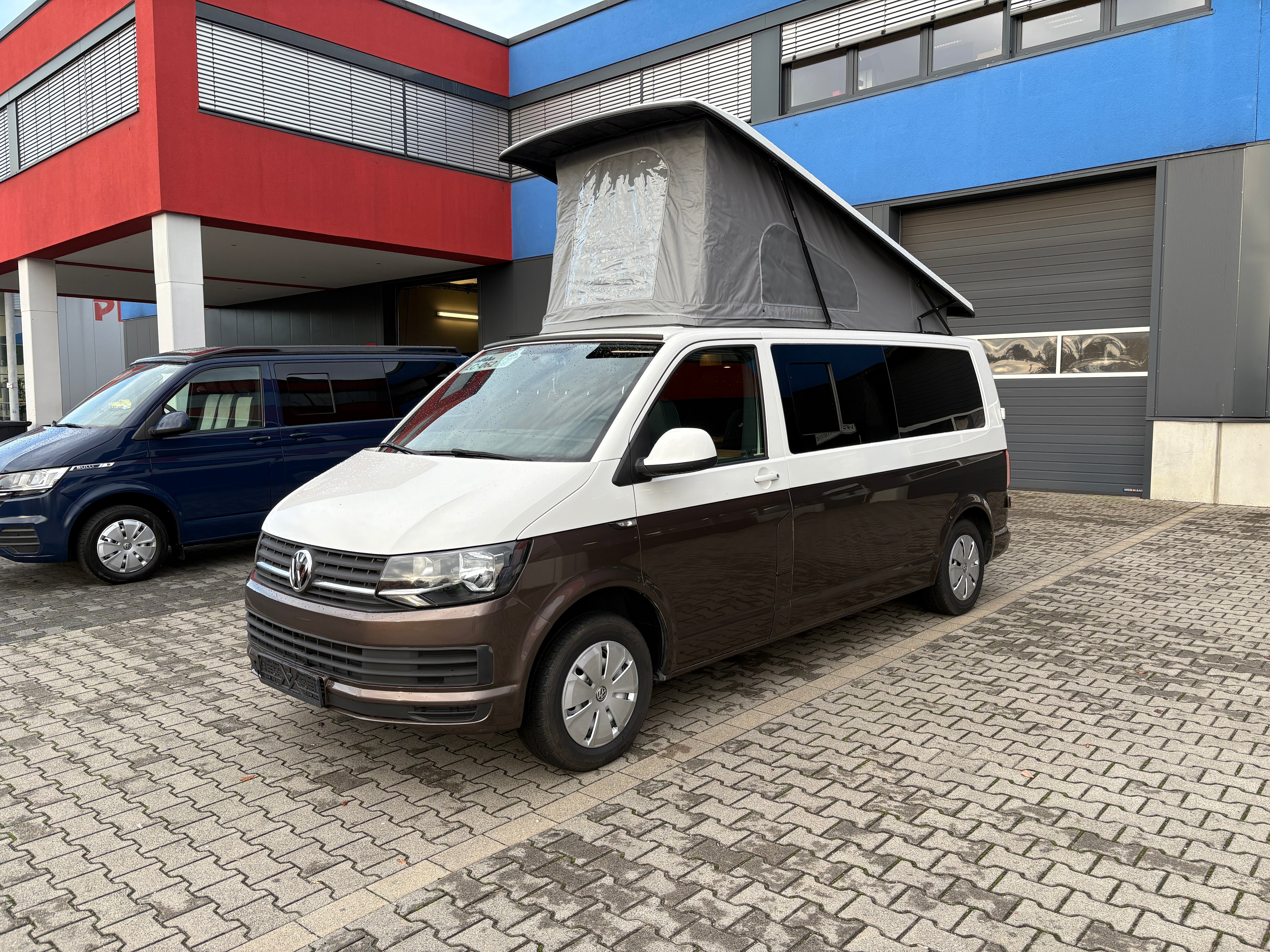 T6 Camper mit Toilette 2.0 TDI 102PS unfallfrei | Wohnmobil mit Hubdach Schlafdach, Zweifarbig, PDC, Rückfahrkamera | Campervan Umbau 5 Sitzer