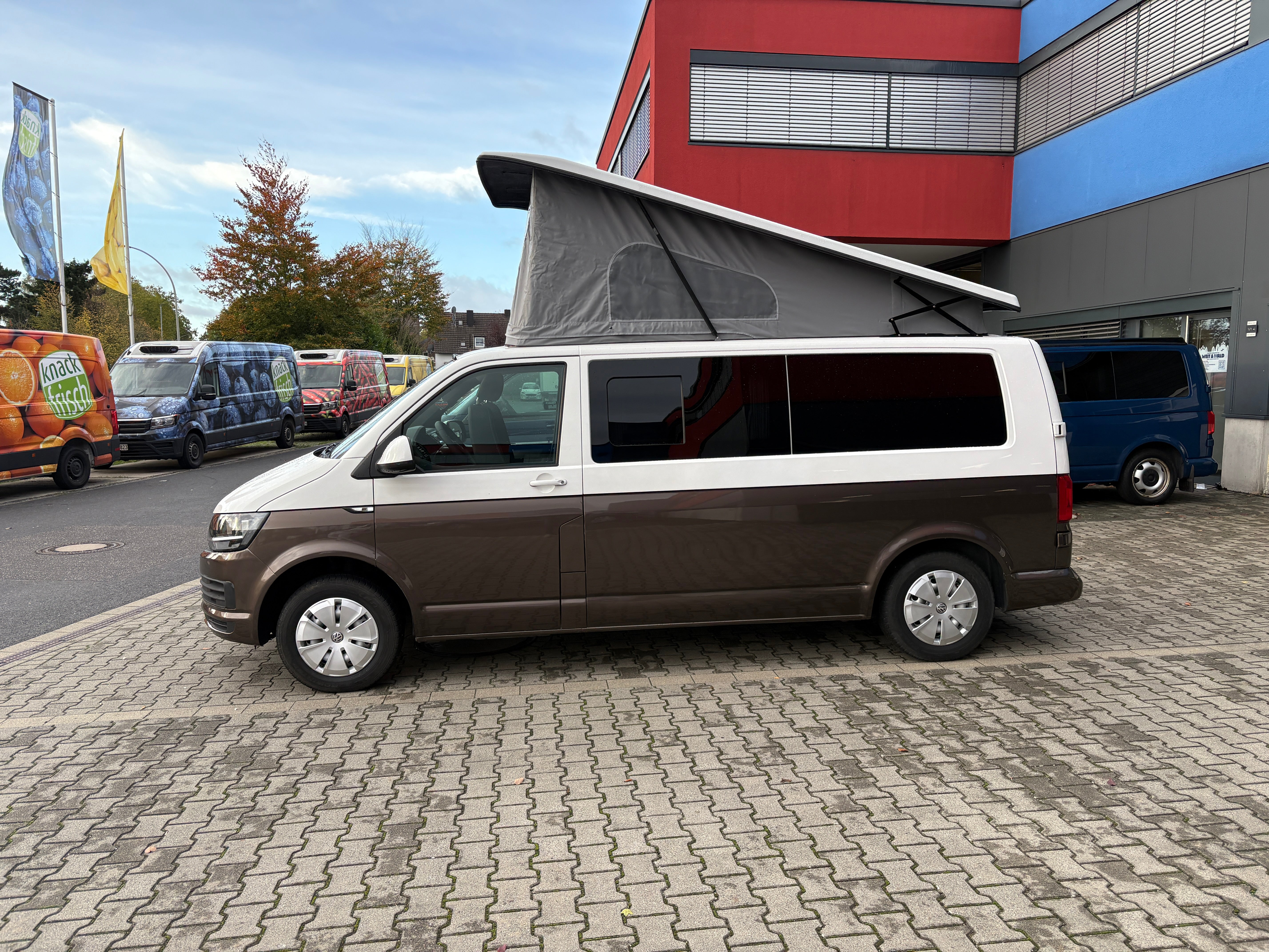 T6 Camper mit Toilette 2.0 TDI 102PS unfallfrei | Wohnmobil mit Hubdach Schlafdach, Zweifarbig, PDC, Rückfahrkamera | Campervan Umbau 5 Sitzer