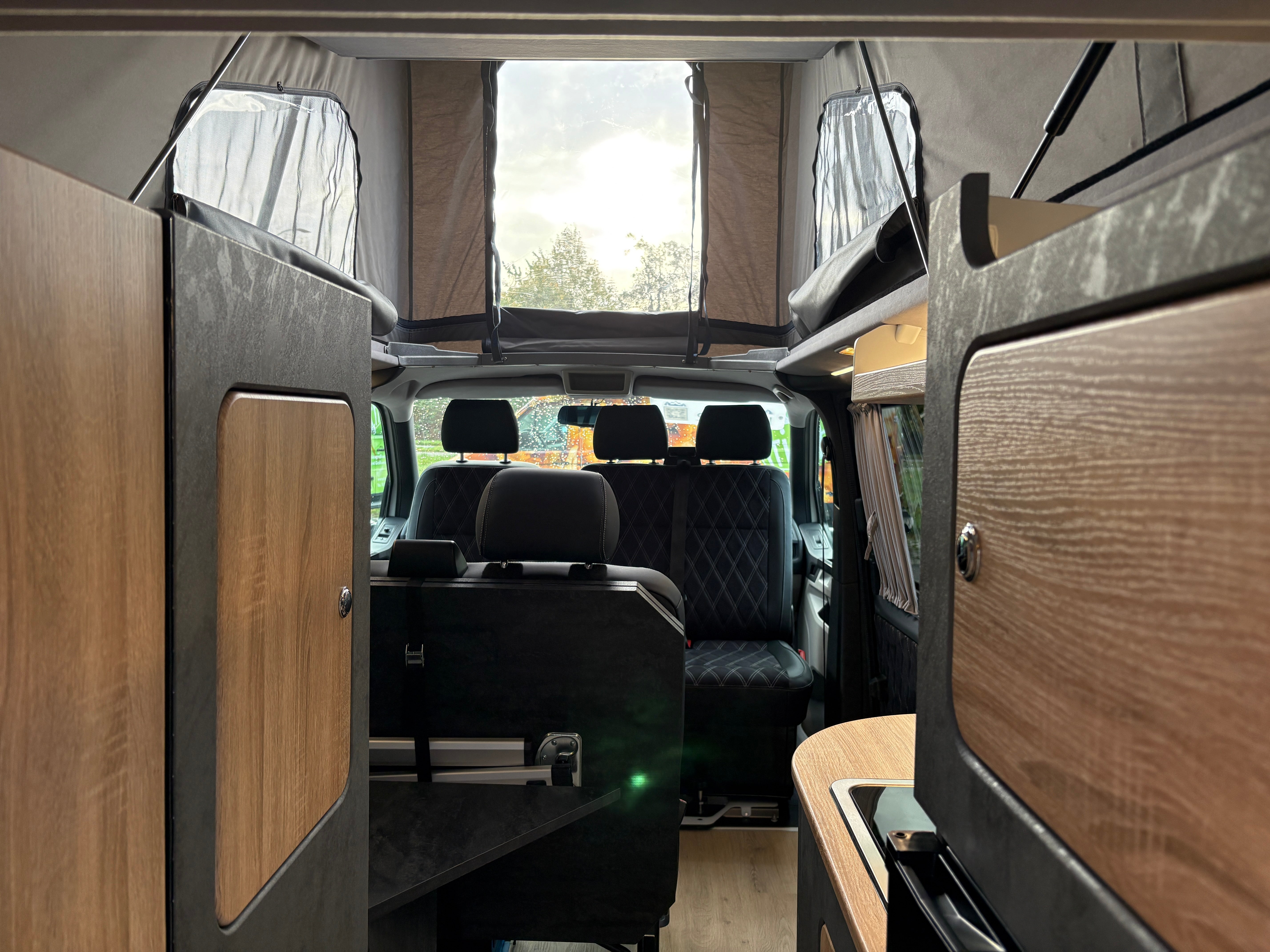 T6 Camper mit Toilette 2.0 TDI 102PS unfallfrei | Wohnmobil mit Hubdach Schlafdach, Zweifarbig, PDC, Rückfahrkamera | Campervan Umbau 5 Sitzer