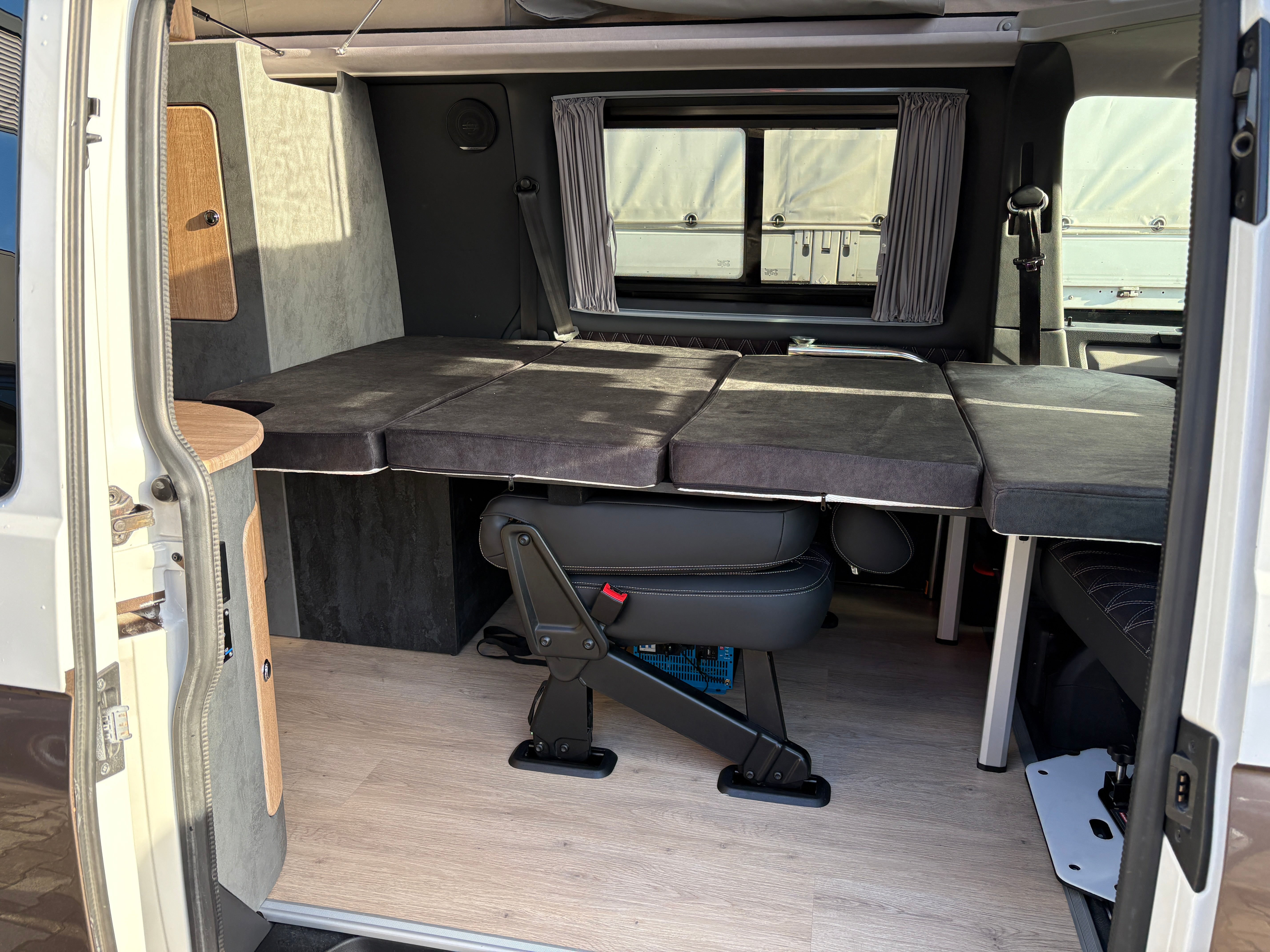 T6 Camper mit Toilette 2.0 TDI 102PS unfallfrei | Wohnmobil mit Hubdach Schlafdach, Zweifarbig, PDC, Rückfahrkamera | Campervan Umbau 5 Sitzer