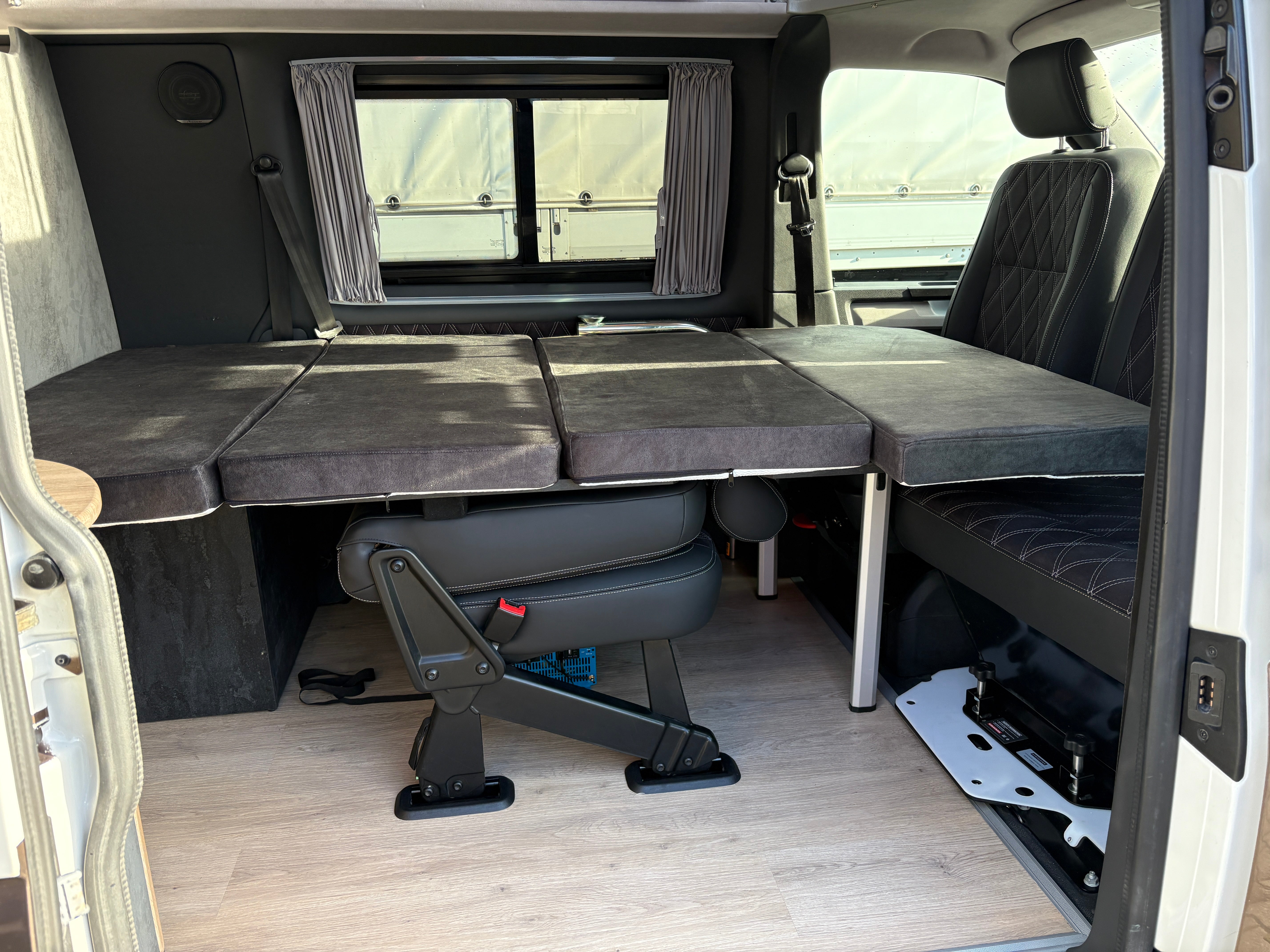 T6 Camper mit Toilette 2.0 TDI 102PS unfallfrei | Wohnmobil mit Hubdach Schlafdach, Zweifarbig, PDC, Rückfahrkamera | Campervan Umbau 5 Sitzer