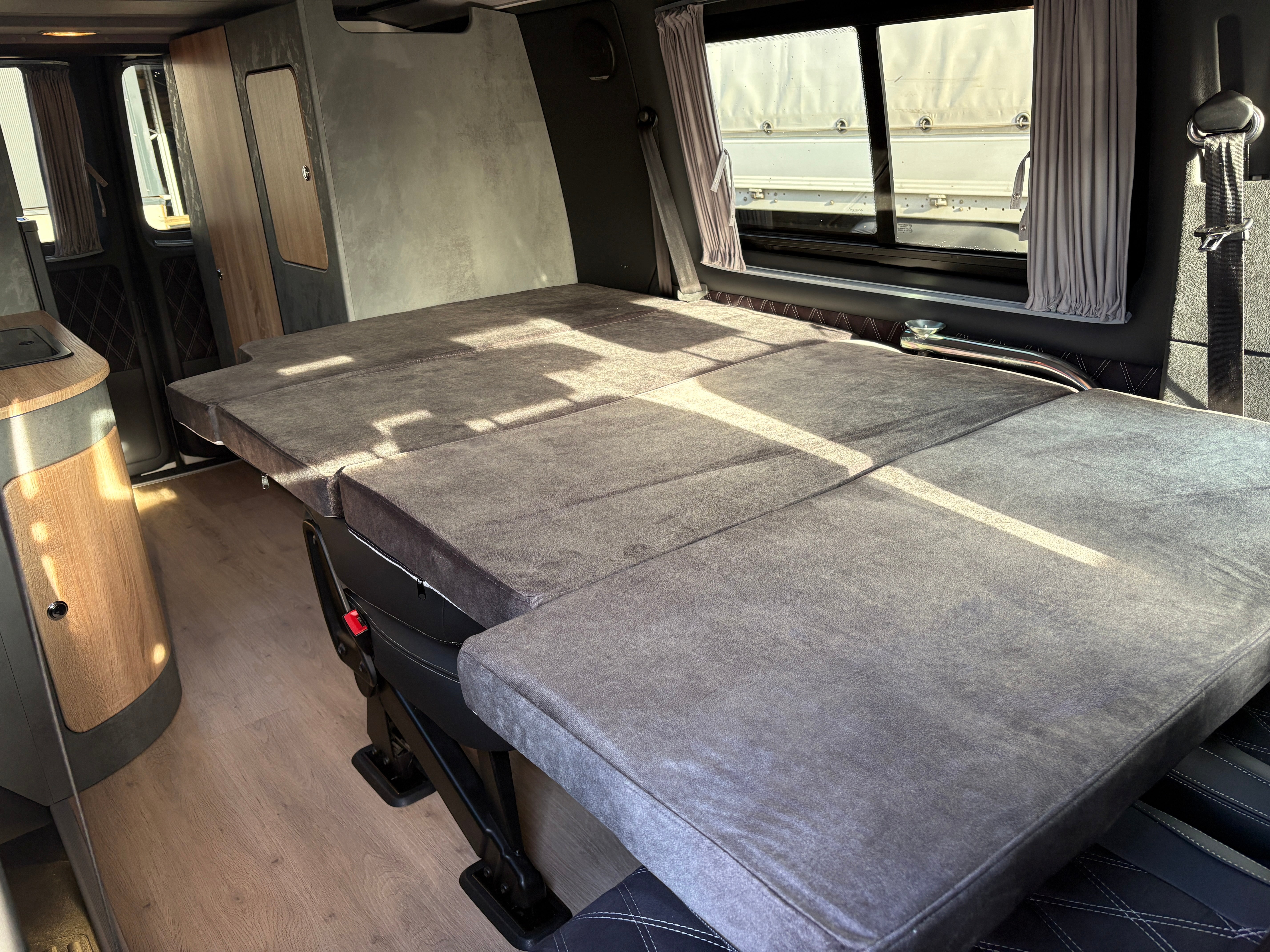 T6 Camper mit Toilette 2.0 TDI 102PS unfallfrei | Wohnmobil mit Hubdach Schlafdach, Zweifarbig, PDC, Rückfahrkamera | Campervan Umbau 5 Sitzer