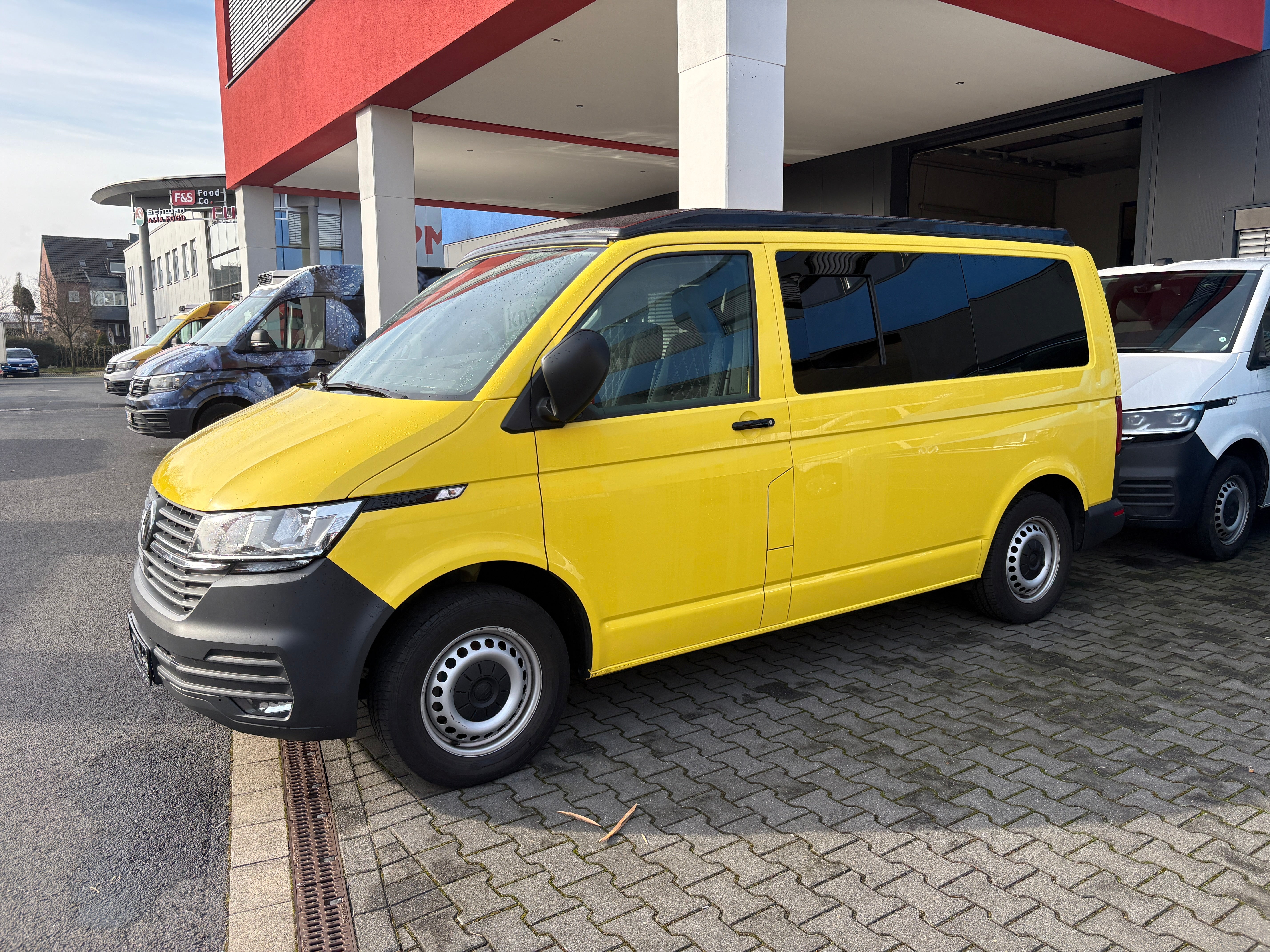 Volkswagen T6.1 Camper 2.0 TDI 150PS 6-Gang unfallfrei | Wohnmobil mit Hubdach Schlafdach, PDC, Anhängerkupplung, Rückfahrkamera | Campervan Umbau 4 Sitzer VW