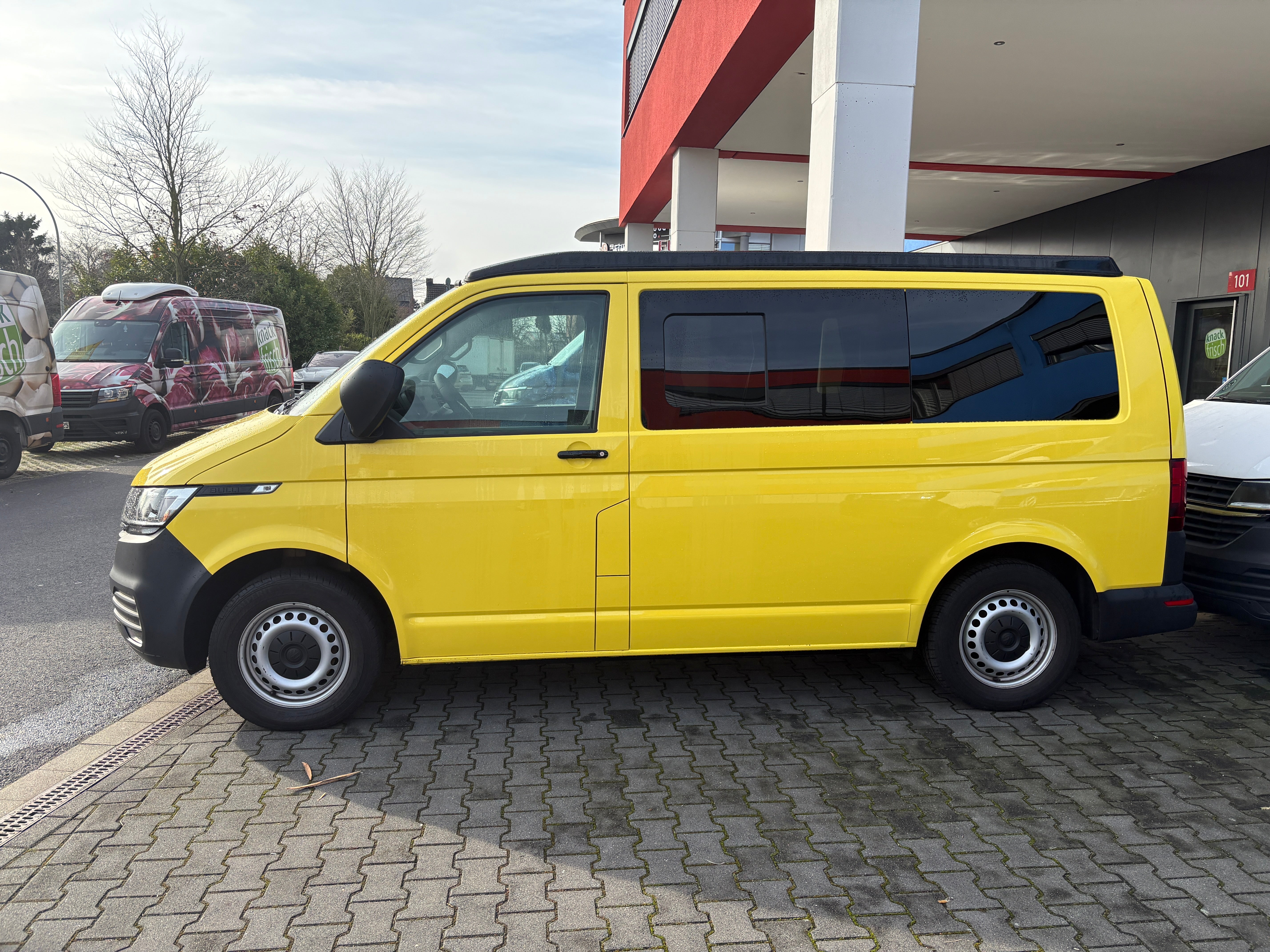 Volkswagen T6.1 Camper 2.0 TDI 150PS 6-Gang unfallfrei | Wohnmobil mit Hubdach Schlafdach, PDC, Anhängerkupplung, Rückfahrkamera | Campervan Umbau 4 Sitzer VW