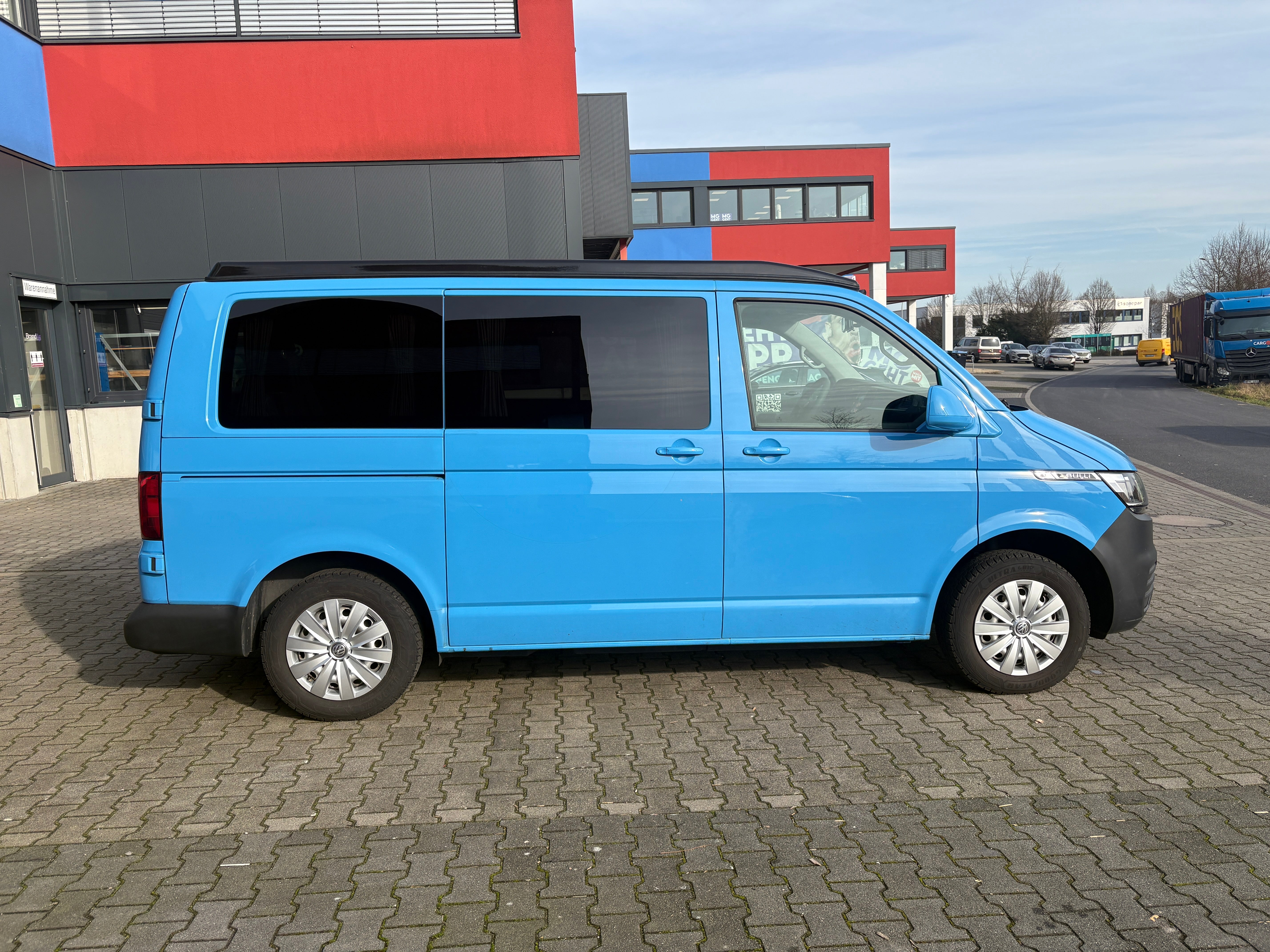 Volkswagen T6.1 Camper mit Schlafdach 2.0 TDI, 110 PS | VW Bulli Wohmobil Campervan | KM-Stand: 117.000 km, EZ: 07.2020, Hellblau | PDC, Anhängerkupplung, Rückfahrkamera | 5 Sitzer