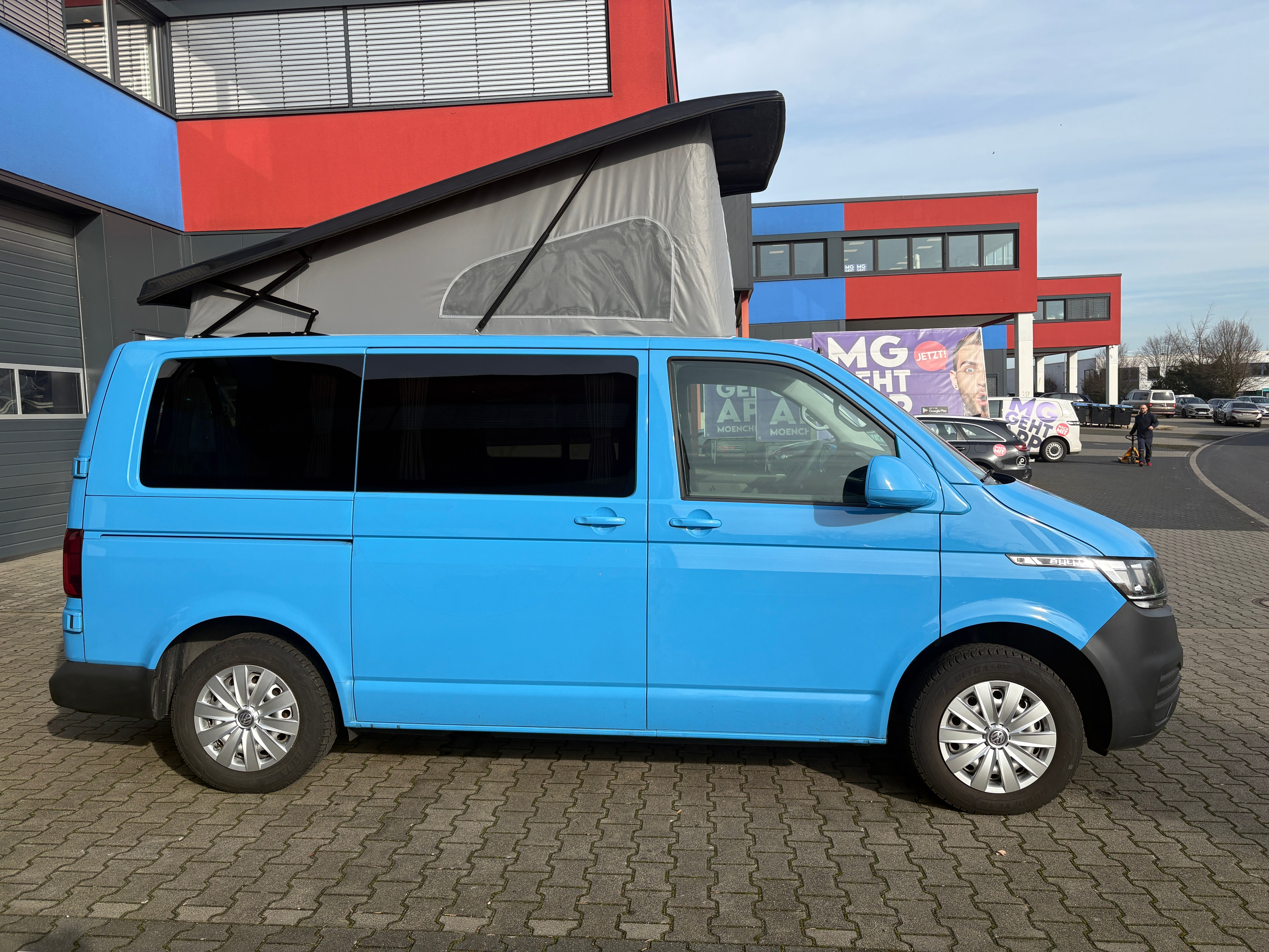 Volkswagen T6.1 Camper mit Schlafdach 2.0 TDI, 110 PS | VW Bulli Wohmobil Campervan | KM-Stand: 117.000 km, EZ: 07.2020, Hellblau | PDC, Anhängerkupplung, Rückfahrkamera | 5 Sitzer