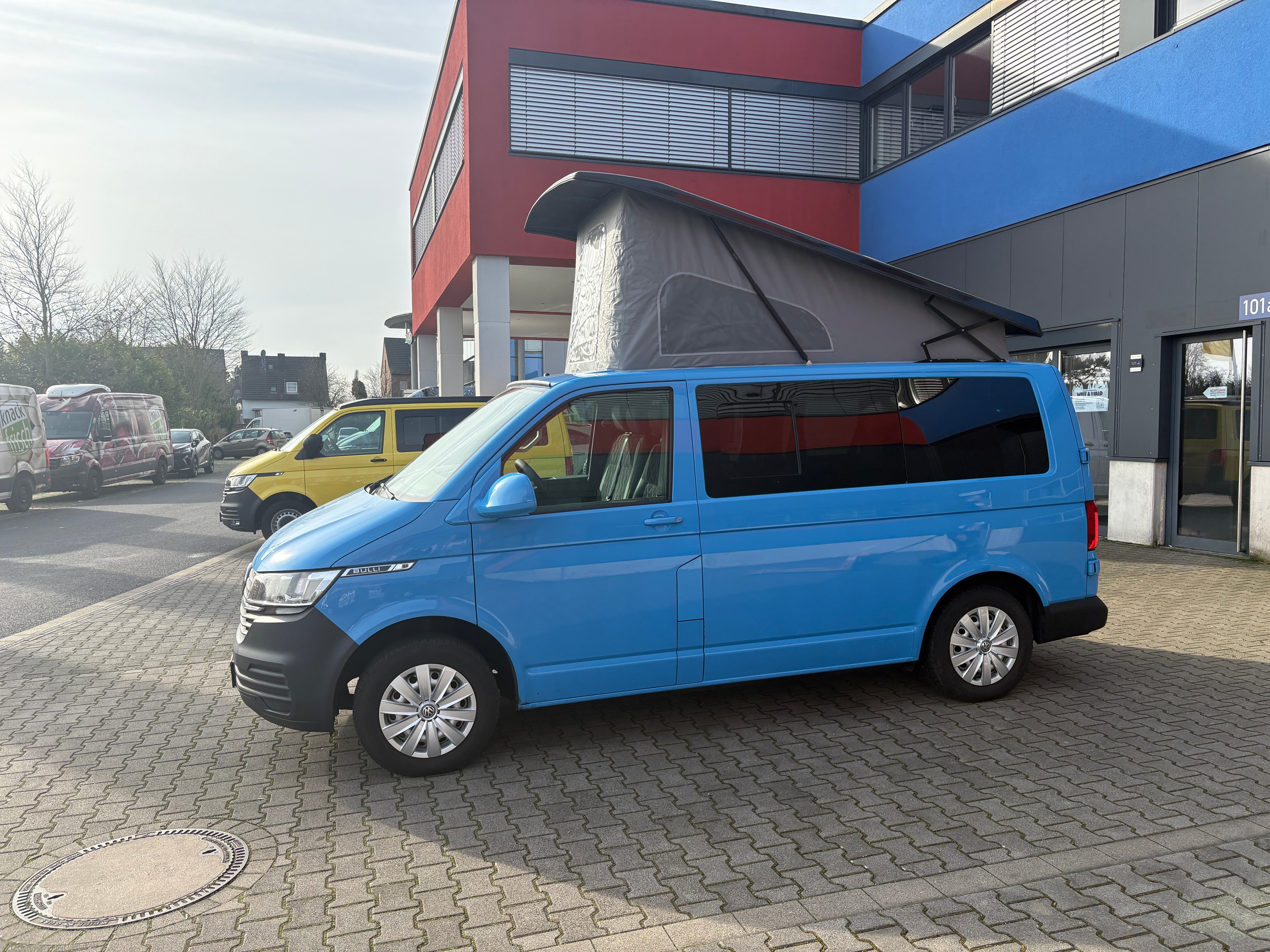Volkswagen T6.1 Camper mit Schlafdach 2.0 TDI, 110 PS | VW Bulli Wohmobil Campervan | KM-Stand: 117.000 km, EZ: 07.2020, Hellblau | PDC, Anhängerkupplung, Rückfahrkamera | 5 Sitzer