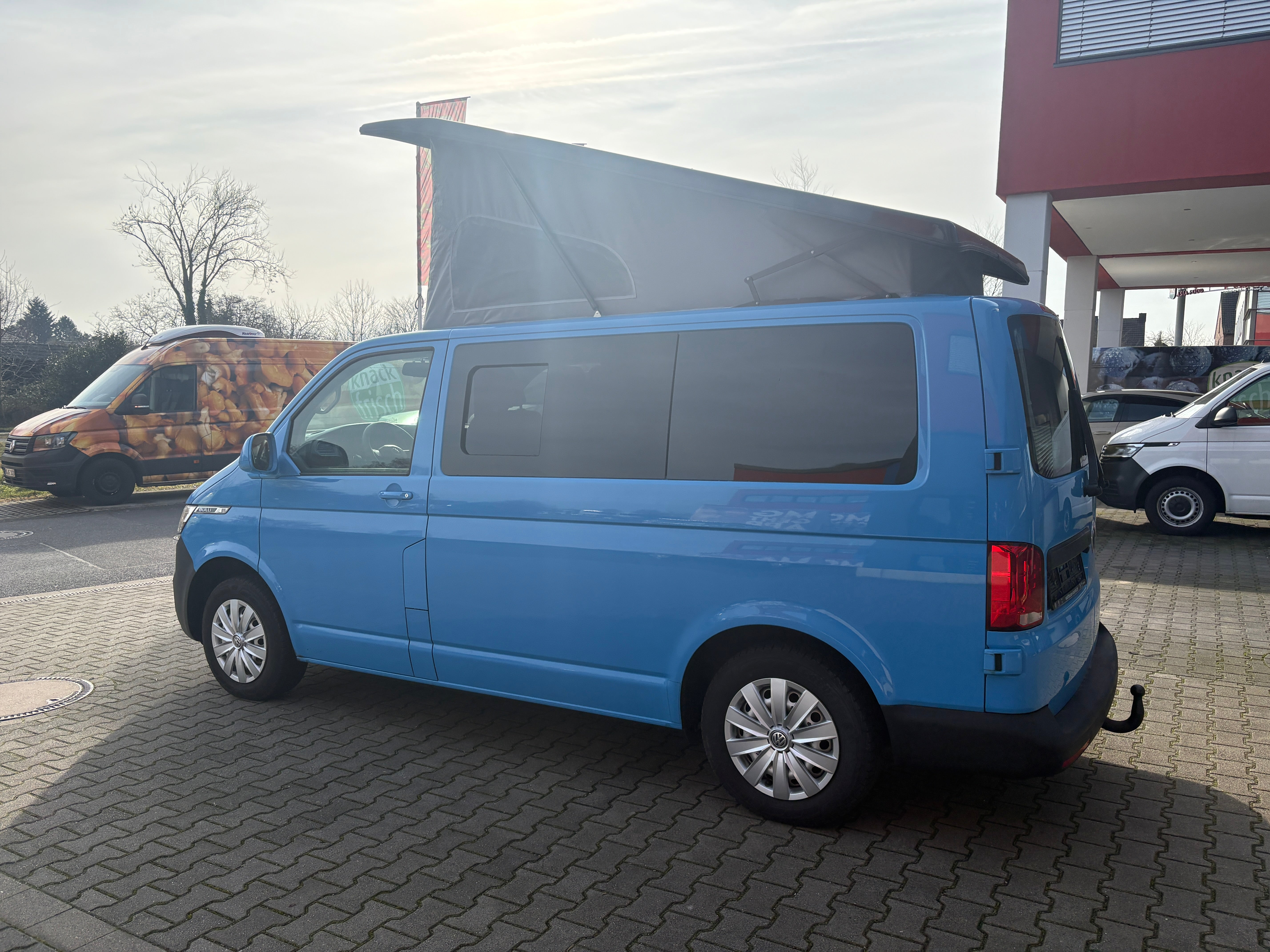 Volkswagen T6.1 Camper mit Schlafdach 2.0 TDI, 110 PS | VW Bulli Wohmobil Campervan | KM-Stand: 117.000 km, EZ: 07.2020, Hellblau | PDC, Anhängerkupplung, Rückfahrkamera | 5 Sitzer