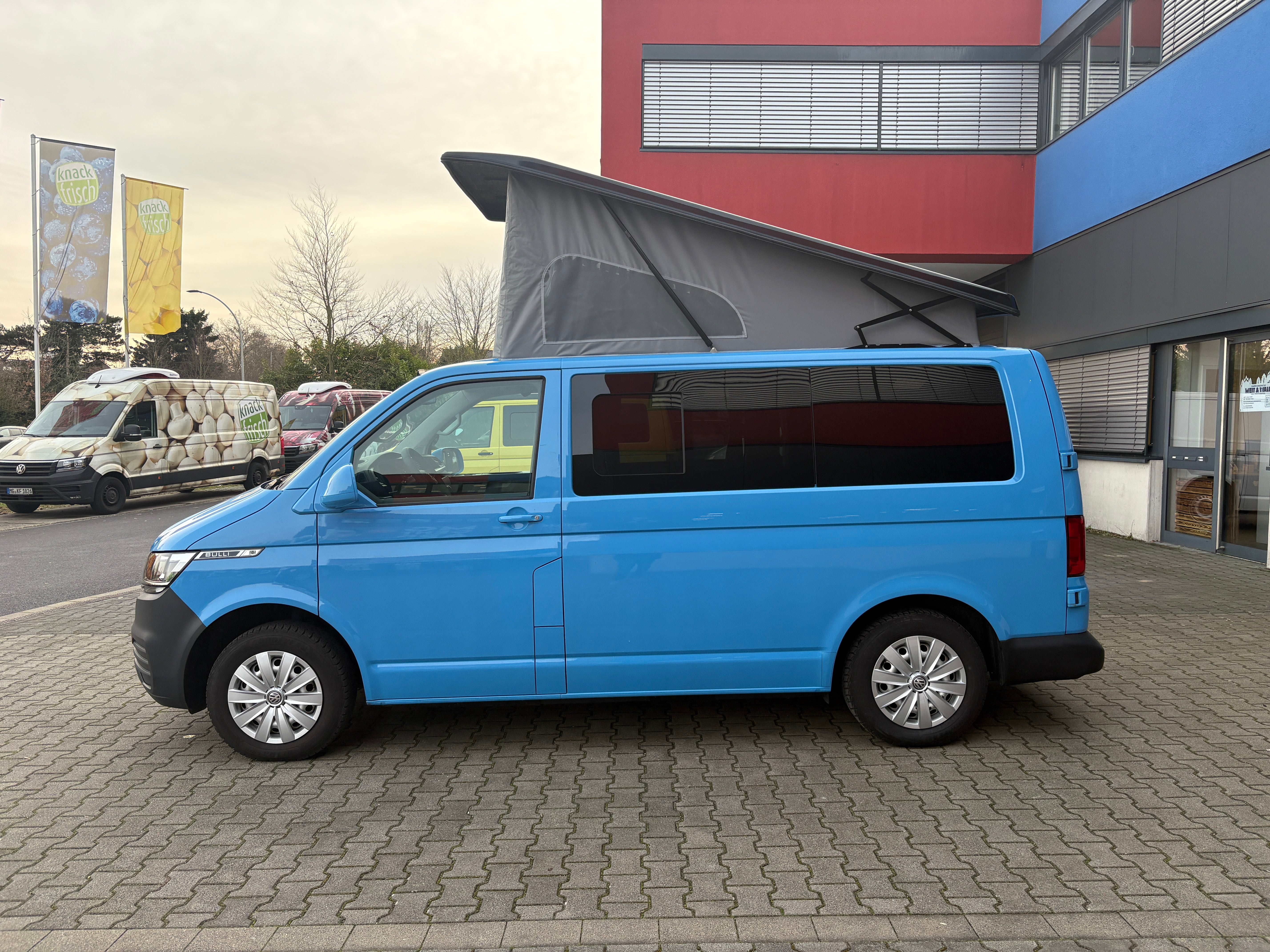 Volkswagen T6.1 Camper mit Schlafdach 2.0 TDI, 110 PS | VW Bulli Wohmobil Campervan | KM-Stand: 117.000 km, EZ: 07.2020, Hellblau | PDC, Anhängerkupplung, Rückfahrkamera | 5 Sitzer