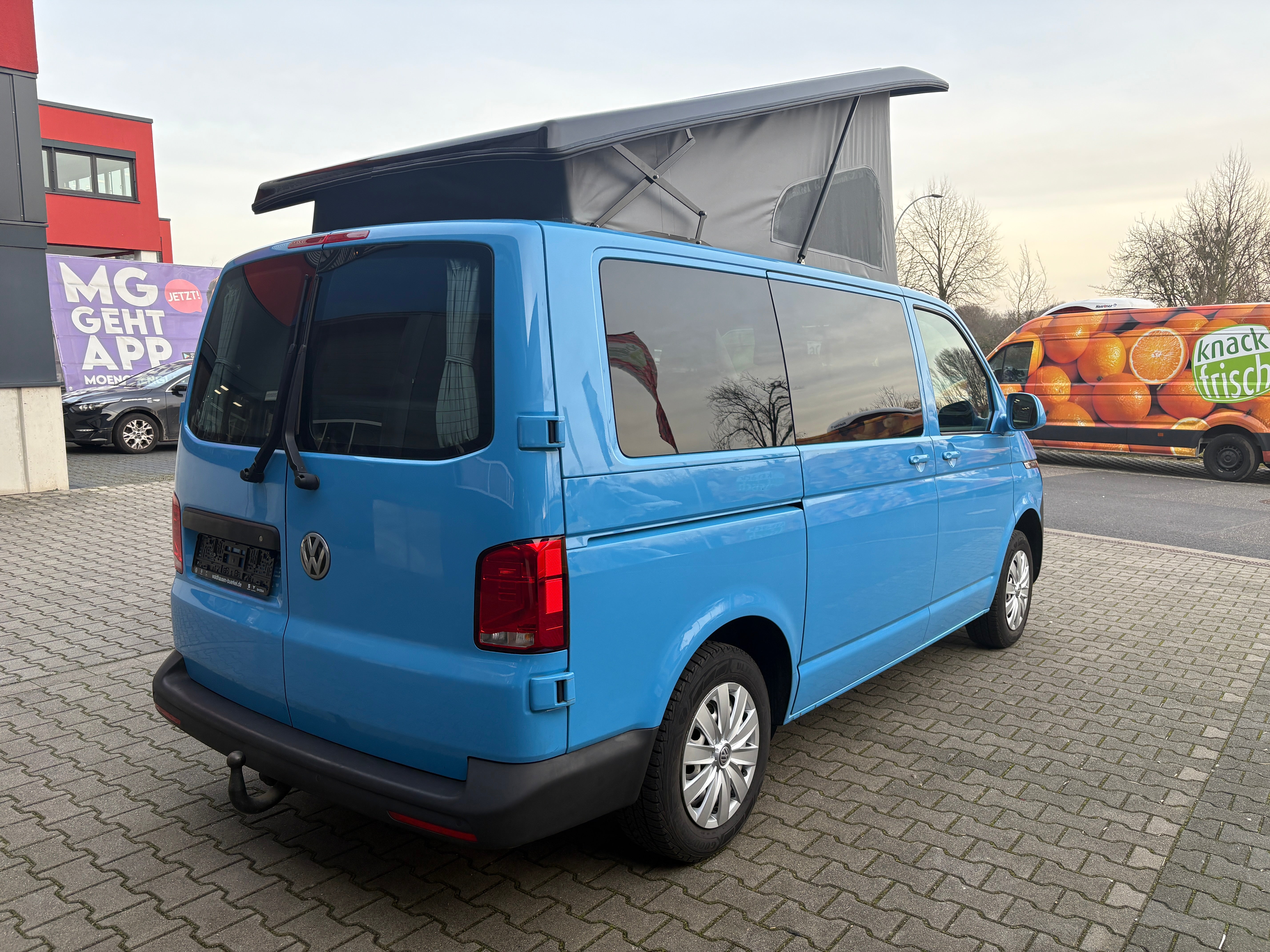 Volkswagen T6.1 Camper mit Schlafdach 2.0 TDI, 110 PS | VW Bulli Wohmobil Campervan | KM-Stand: 117.000 km, EZ: 07.2020, Hellblau | PDC, Anhängerkupplung, Rückfahrkamera | 5 Sitzer