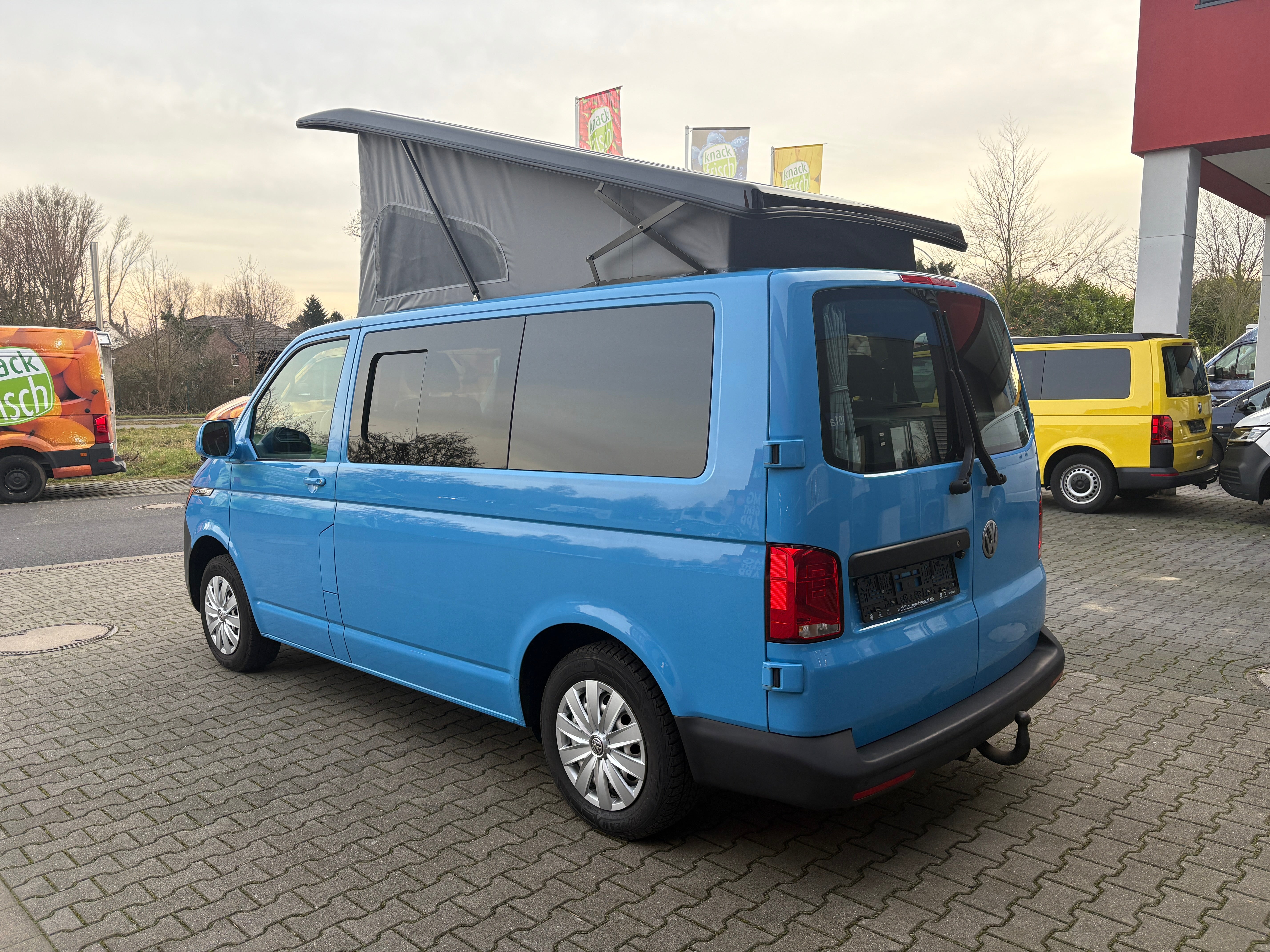 Volkswagen T6.1 Camper mit Schlafdach 2.0 TDI, 110 PS | VW Bulli Wohmobil Campervan | KM-Stand: 117.000 km, EZ: 07.2020, Hellblau | PDC, Anhängerkupplung, Rückfahrkamera | 5 Sitzer