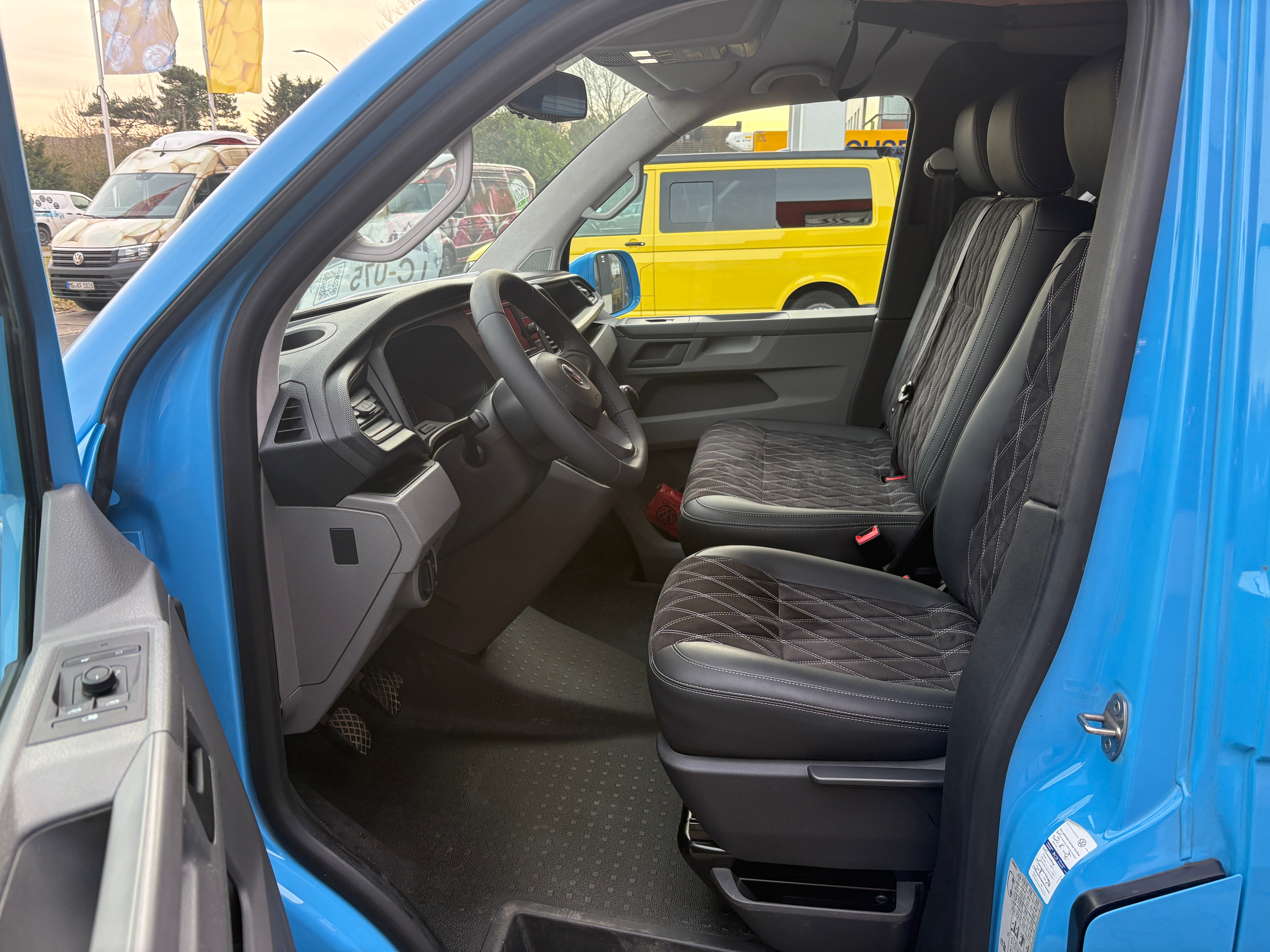 Volkswagen T6.1 Camper mit Schlafdach 2.0 TDI, 110 PS | VW Bulli Wohmobil Campervan | KM-Stand: 117.000 km, EZ: 07.2020, Hellblau | PDC, Anhängerkupplung, Rückfahrkamera | 5 Sitzer