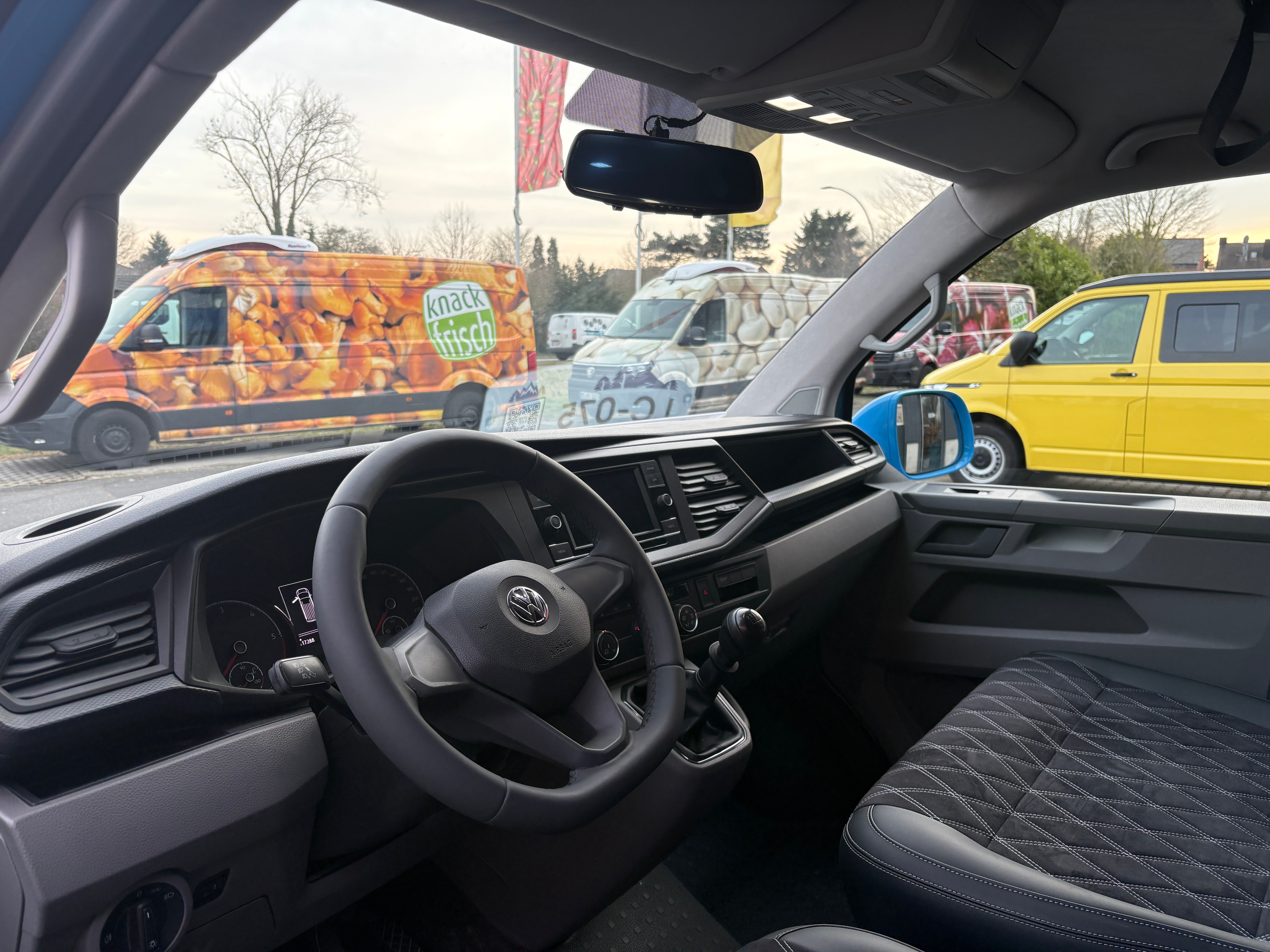 Volkswagen T6.1 Camper mit Schlafdach 2.0 TDI, 110 PS | VW Bulli Wohmobil Campervan | KM-Stand: 117.000 km, EZ: 07.2020, Hellblau | PDC, Anhängerkupplung, Rückfahrkamera | 5 Sitzer