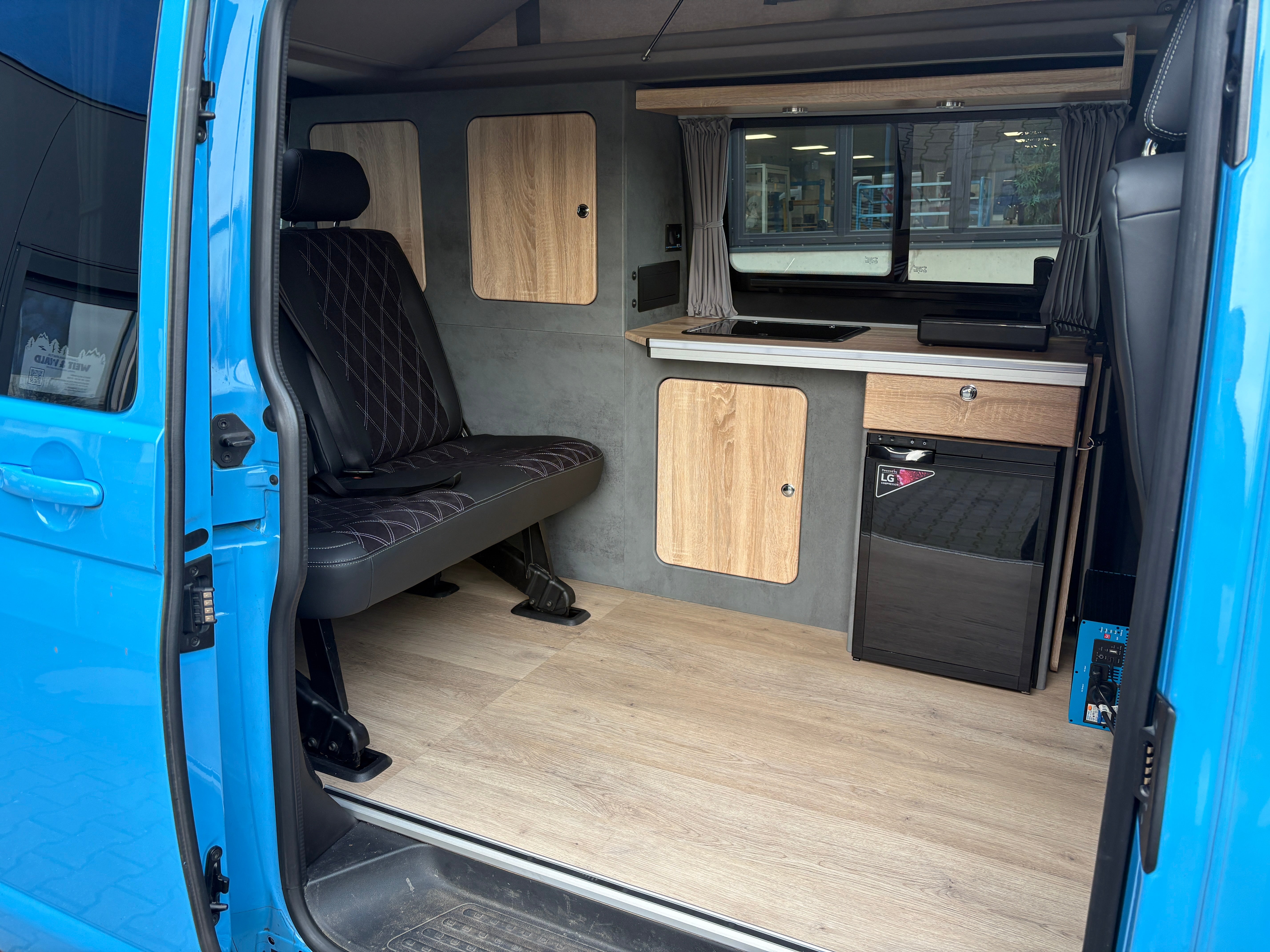 Volkswagen T6.1 Camper mit Schlafdach 2.0 TDI, 110 PS | VW Bulli Wohmobil Campervan | KM-Stand: 117.000 km, EZ: 07.2020, Hellblau | PDC, Anhängerkupplung, Rückfahrkamera | 5 Sitzer