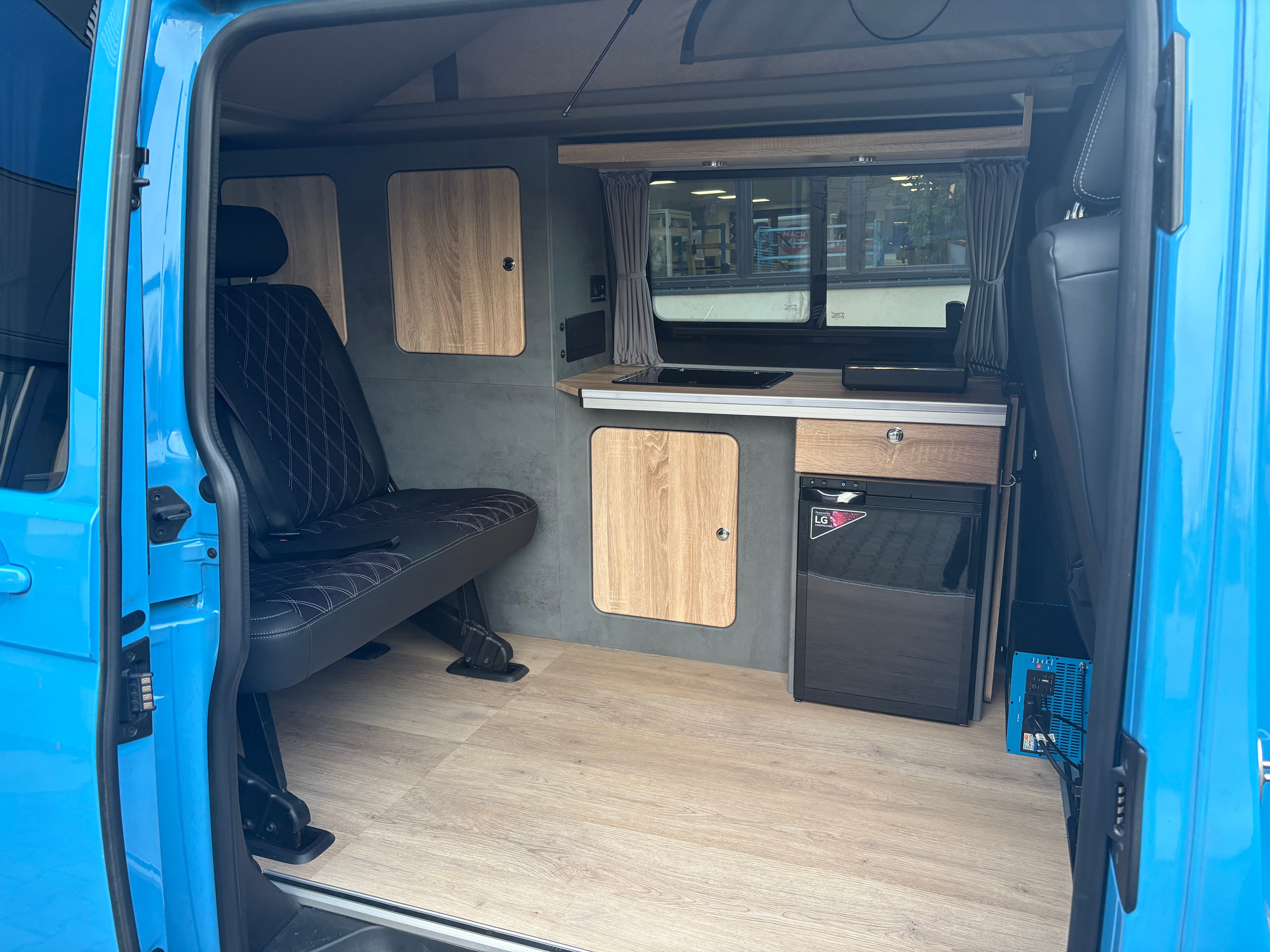 Volkswagen T6.1 Camper mit Schlafdach 2.0 TDI, 110 PS | VW Bulli Wohmobil Campervan | KM-Stand: 117.000 km, EZ: 07.2020, Hellblau | PDC, Anhängerkupplung, Rückfahrkamera | 5 Sitzer