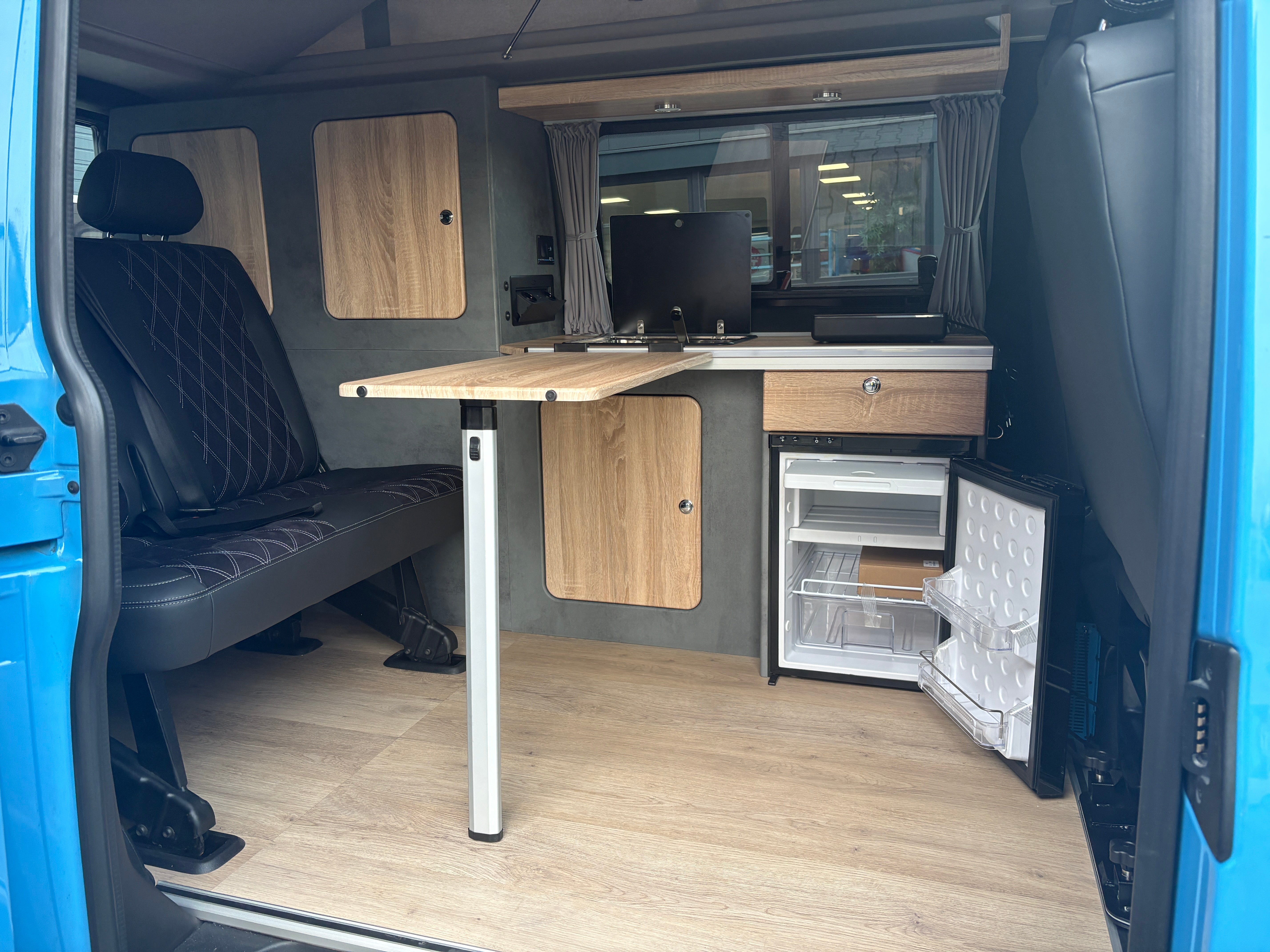 Volkswagen T6.1 Camper mit Schlafdach 2.0 TDI, 110 PS | VW Bulli Wohmobil Campervan | KM-Stand: 117.000 km, EZ: 07.2020, Hellblau | PDC, Anhängerkupplung, Rückfahrkamera | 5 Sitzer