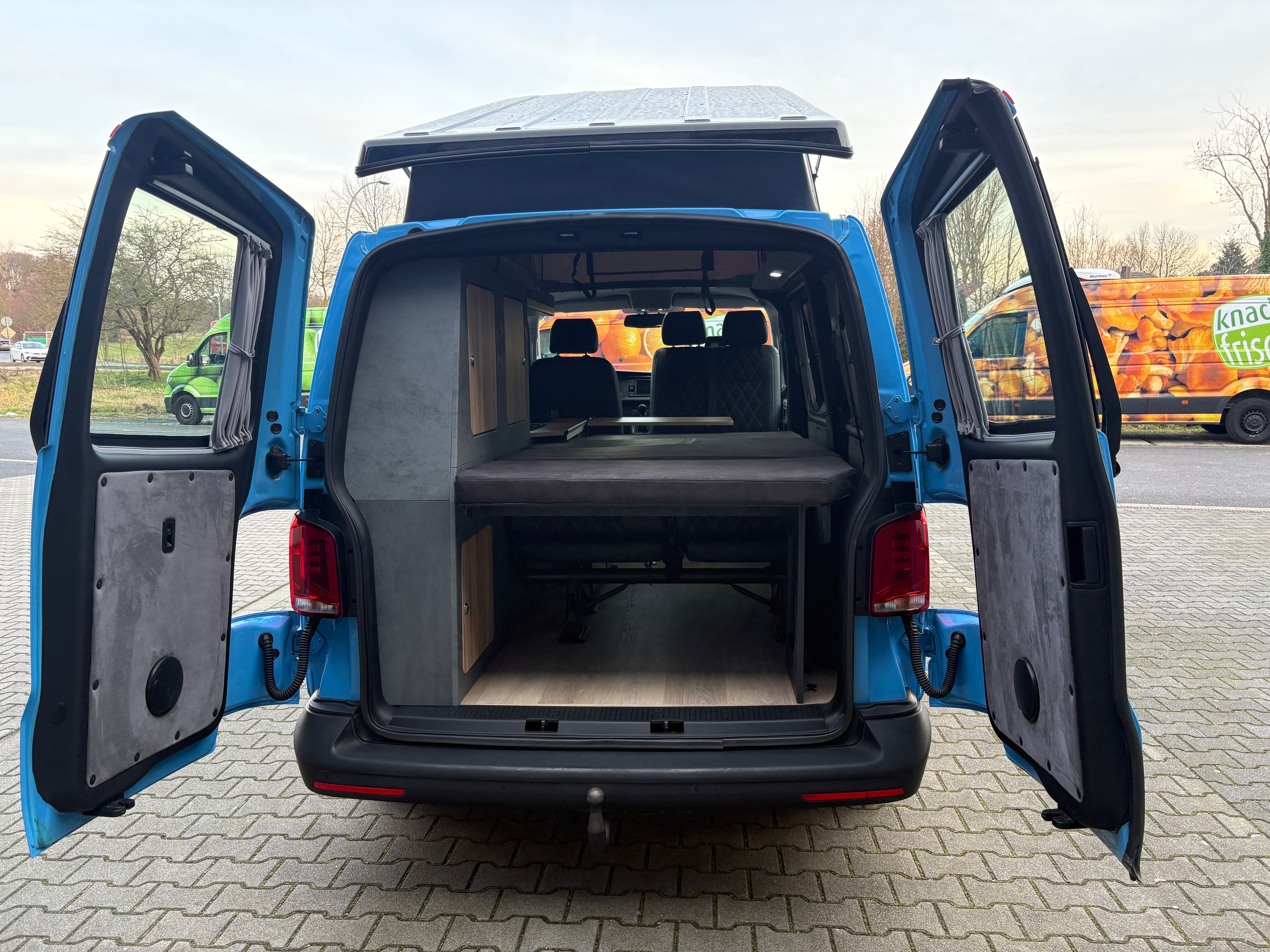 Volkswagen T6.1 Camper mit Schlafdach 2.0 TDI, 110 PS | VW Bulli Wohmobil Campervan | KM-Stand: 117.000 km, EZ: 07.2020, Hellblau | PDC, Anhängerkupplung, Rückfahrkamera | 5 Sitzer