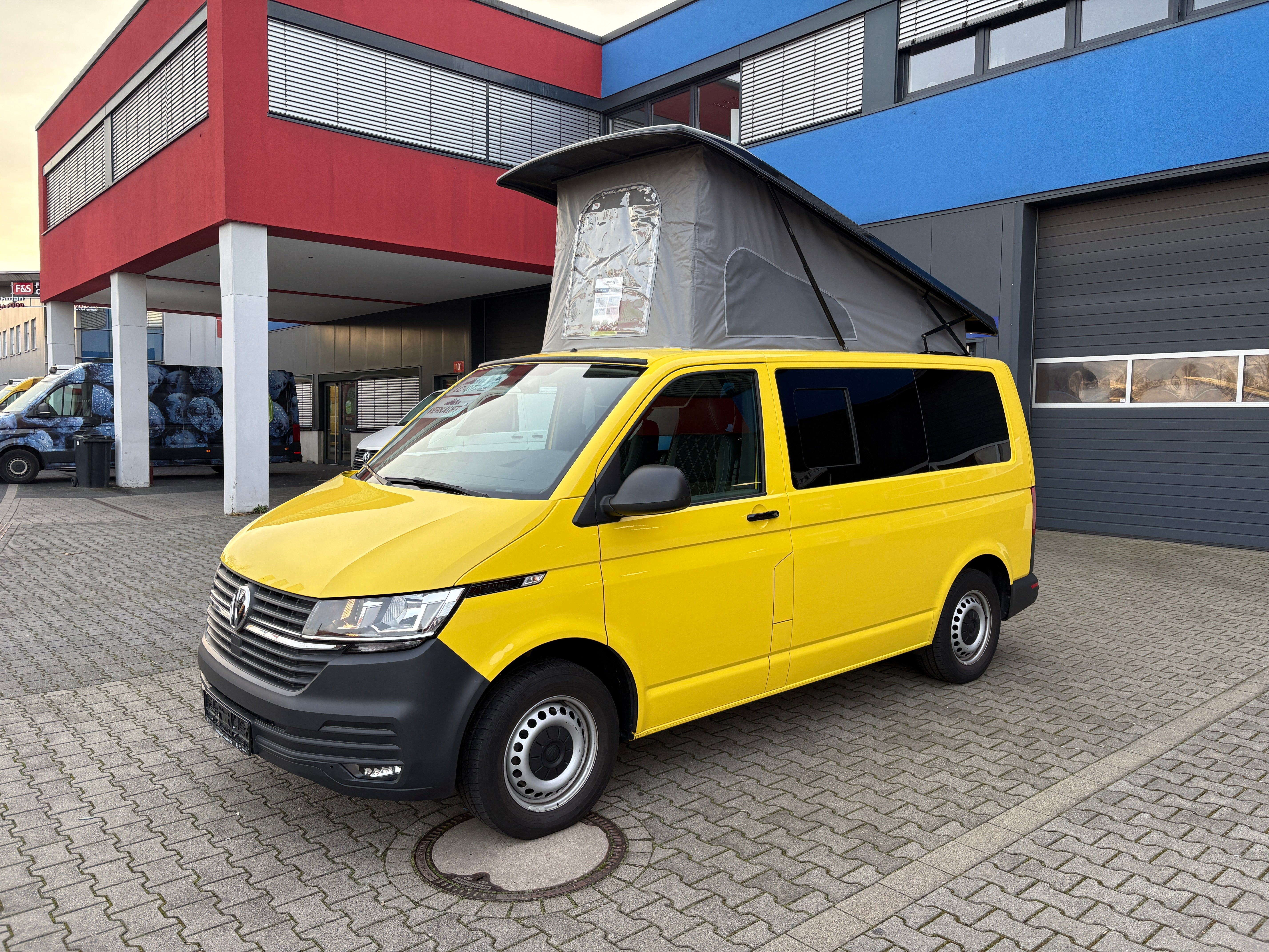 Volkswagen T6.1 Camper 2.0 TDI 150PS 6-Gang unfallfrei | Wohnmobil mit Hubdach Schlafdach, PDC, Anhängerkupplung, Rückfahrkamera | Campervan Umbau 4 Sitzer VW, Foto 10 | Weit & Wald Mönchengladbach