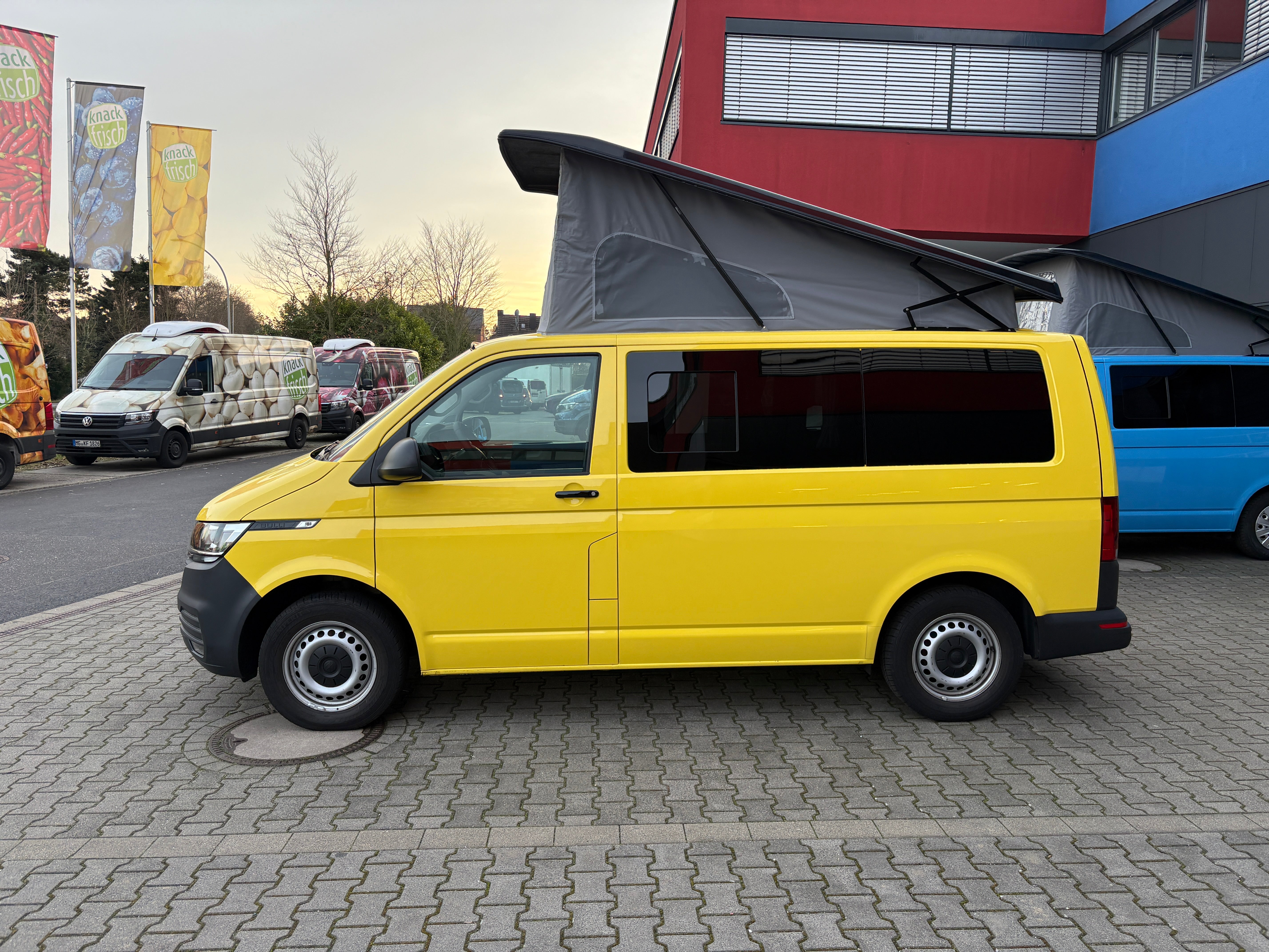 Volkswagen T6.1 Camper 2.0 TDI 150PS 6-Gang unfallfrei | Wohnmobil mit Hubdach Schlafdach, PDC, Anhängerkupplung, Rückfahrkamera | Campervan Umbau 4 Sitzer VW, Foto 11 | Weit & Wald Mönchengladbach