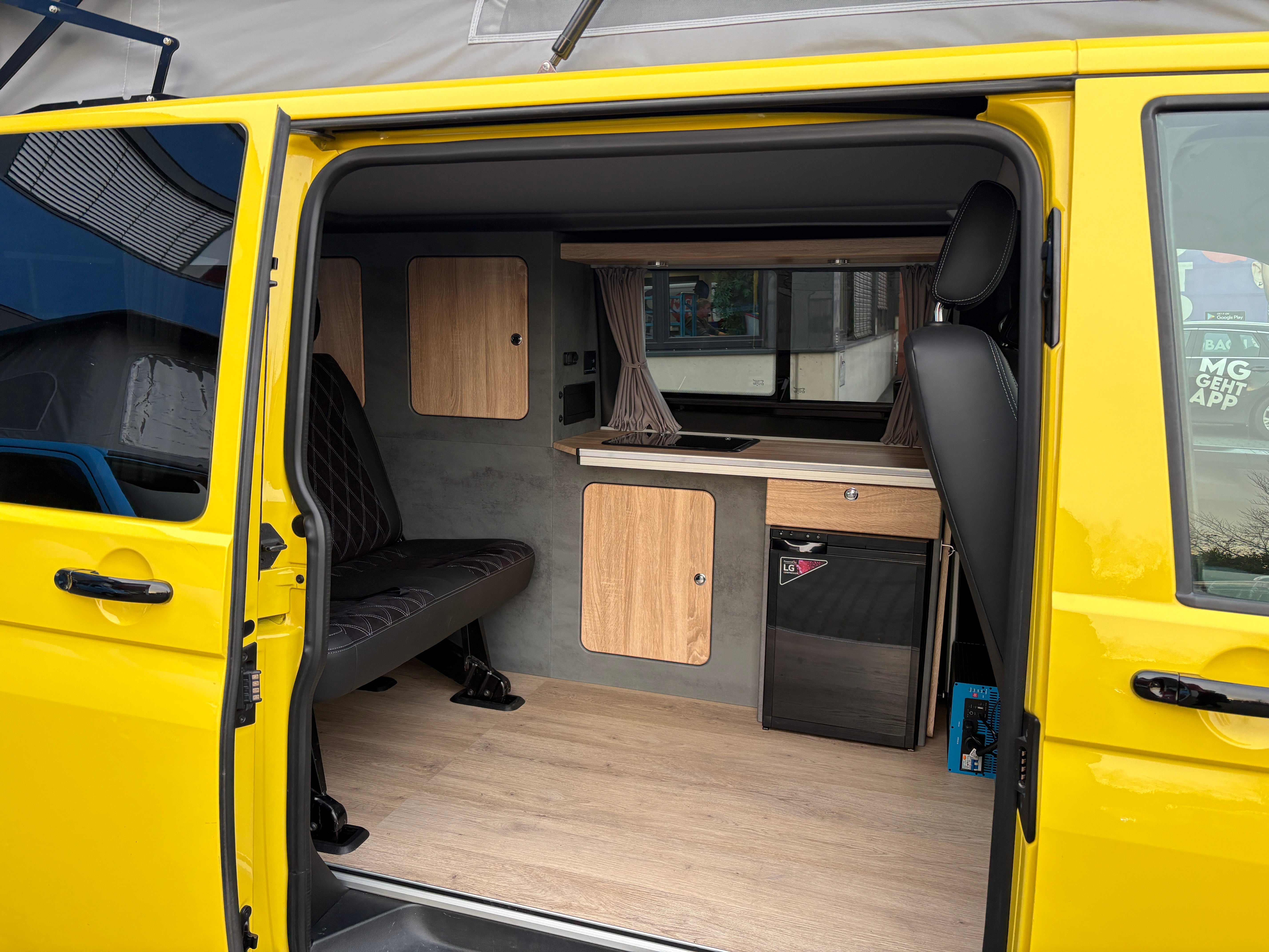 Volkswagen T6.1 Camper 2.0 TDI 150PS 6-Gang unfallfrei | Wohnmobil mit Hubdach Schlafdach, PDC, Anhängerkupplung, Rückfahrkamera | Campervan Umbau 4 Sitzer VW, Foto 13 | Weit & Wald Mönchengladbach