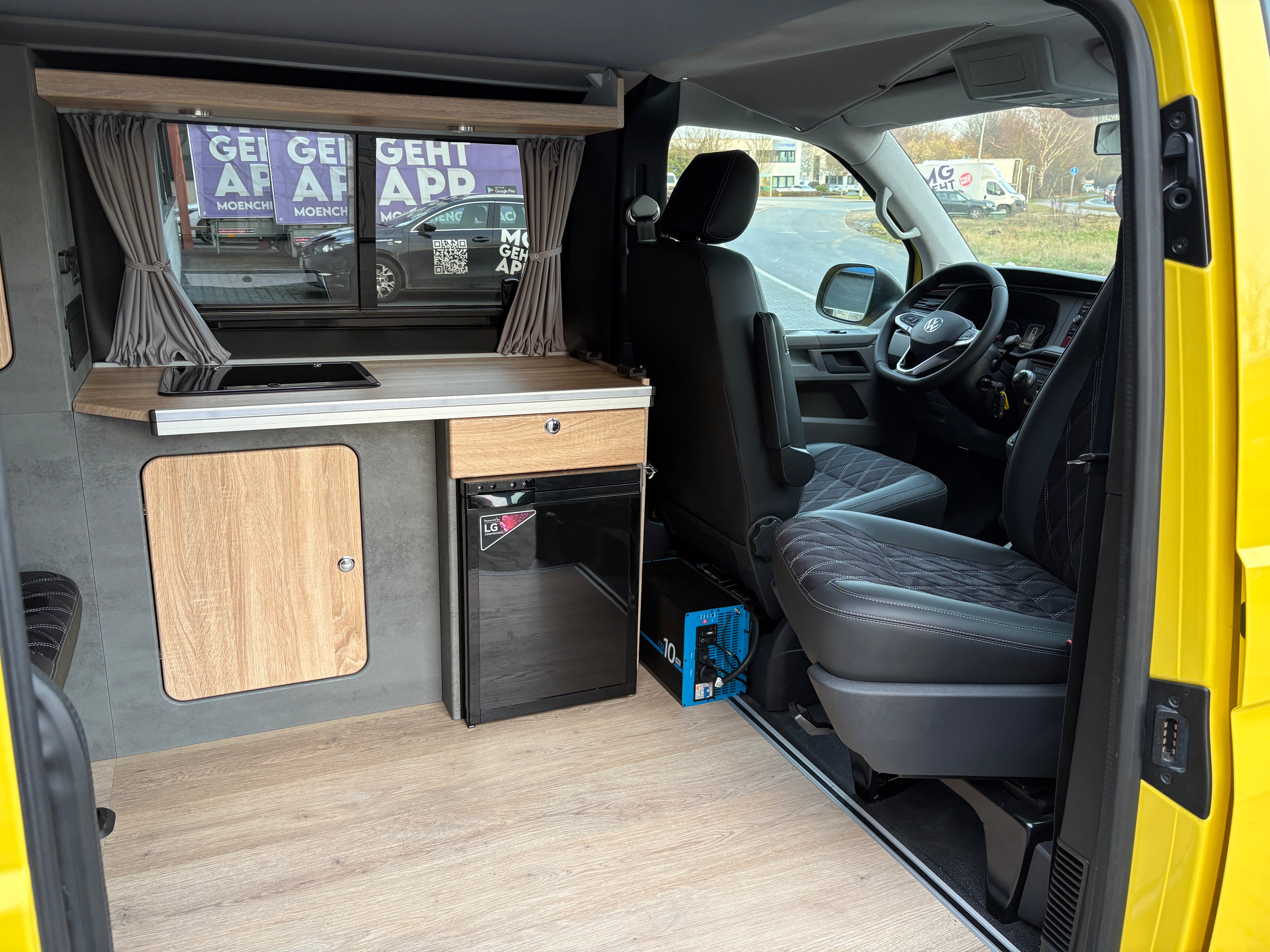 Volkswagen T6.1 Camper 2.0 TDI 150PS 6-Gang unfallfrei | Wohnmobil mit Hubdach Schlafdach, PDC, Anhängerkupplung, Rückfahrkamera | Campervan Umbau 4 Sitzer VW, Foto 16 | Weit & Wald Mönchengladbach