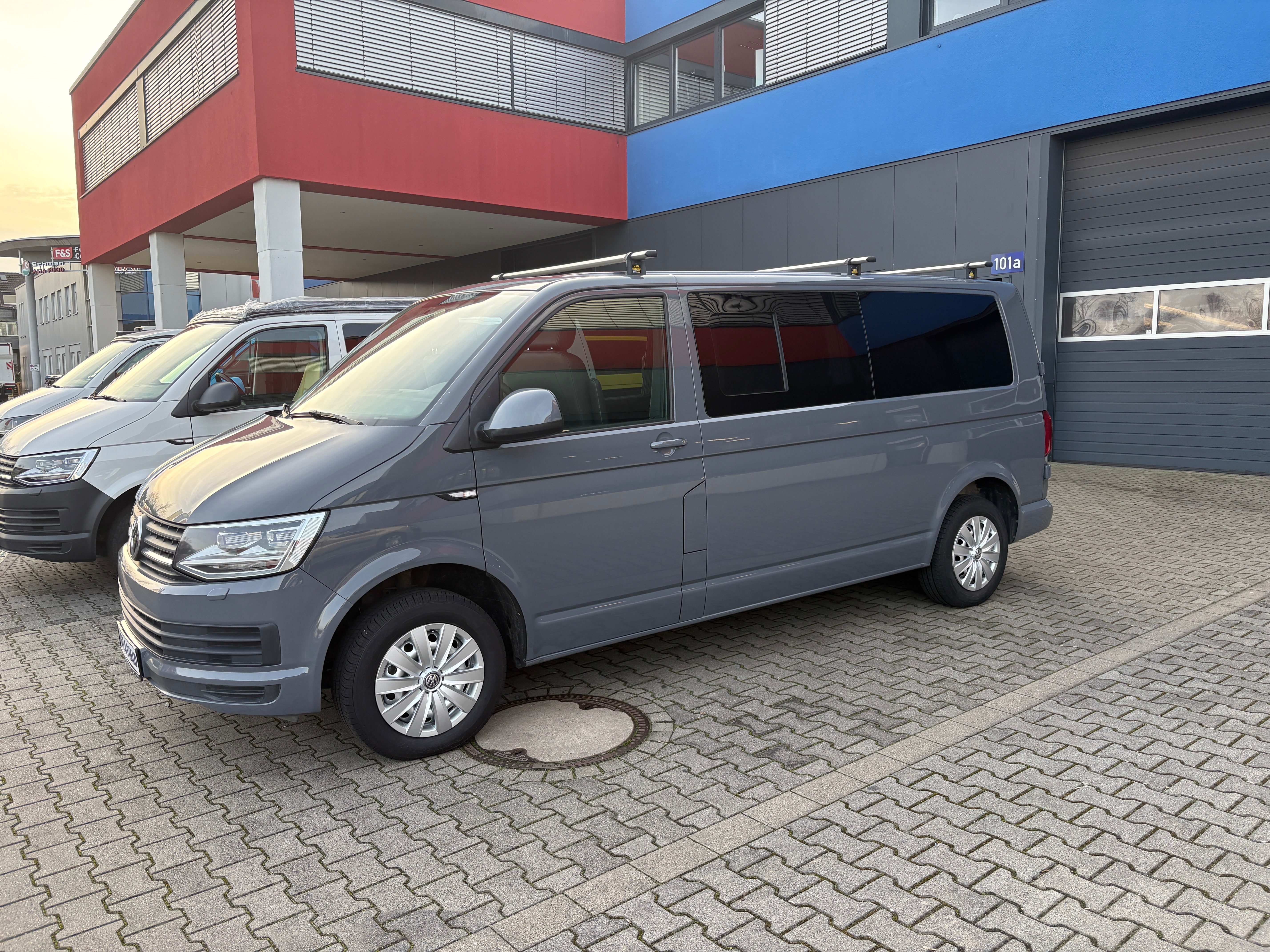 Volkswagen T6 Camper mit WC 2.0 TDI, 150 PS, DSG | VW Bulli Wohmobil Campervan | KM-Stand: 120.000 km, EZ: 04.2017, Grau