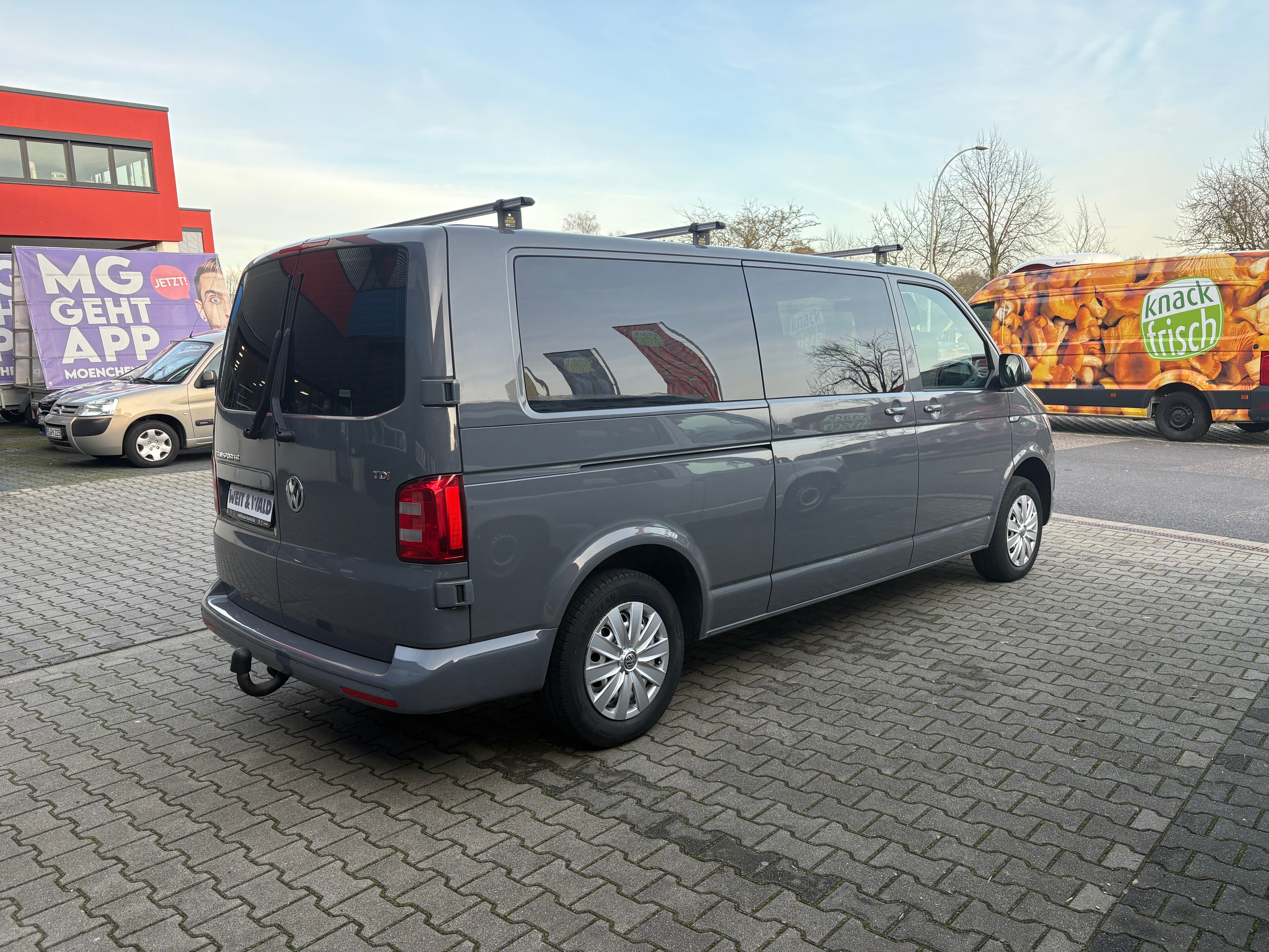 Volkswagen T6 Camper mit WC 2.0 TDI, 150 PS, DSG | VW Bulli Wohmobil Campervan | KM-Stand: 120.000 km, EZ: 04.2017, Grau