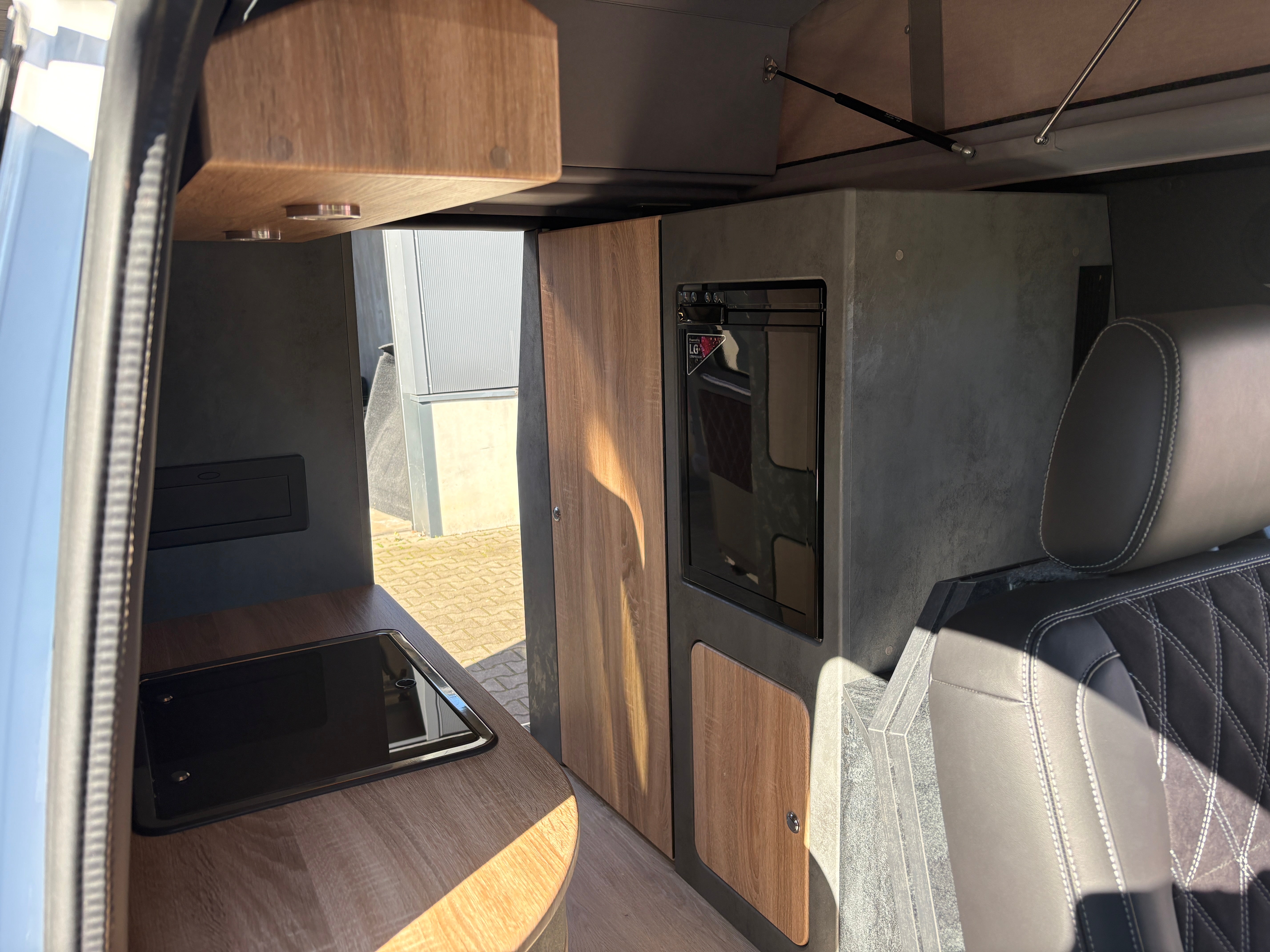 Volkswagen T6.1 Camper mit Schlafdach & WC, 2.0 TDI, 150 PS, Schalter - 6 Gang | VW Bulli Wohmobil Campervan im Umbau - Besichtigung möglich | KM-Stand: 130.000 km, EZ: 09.2021, Weiß