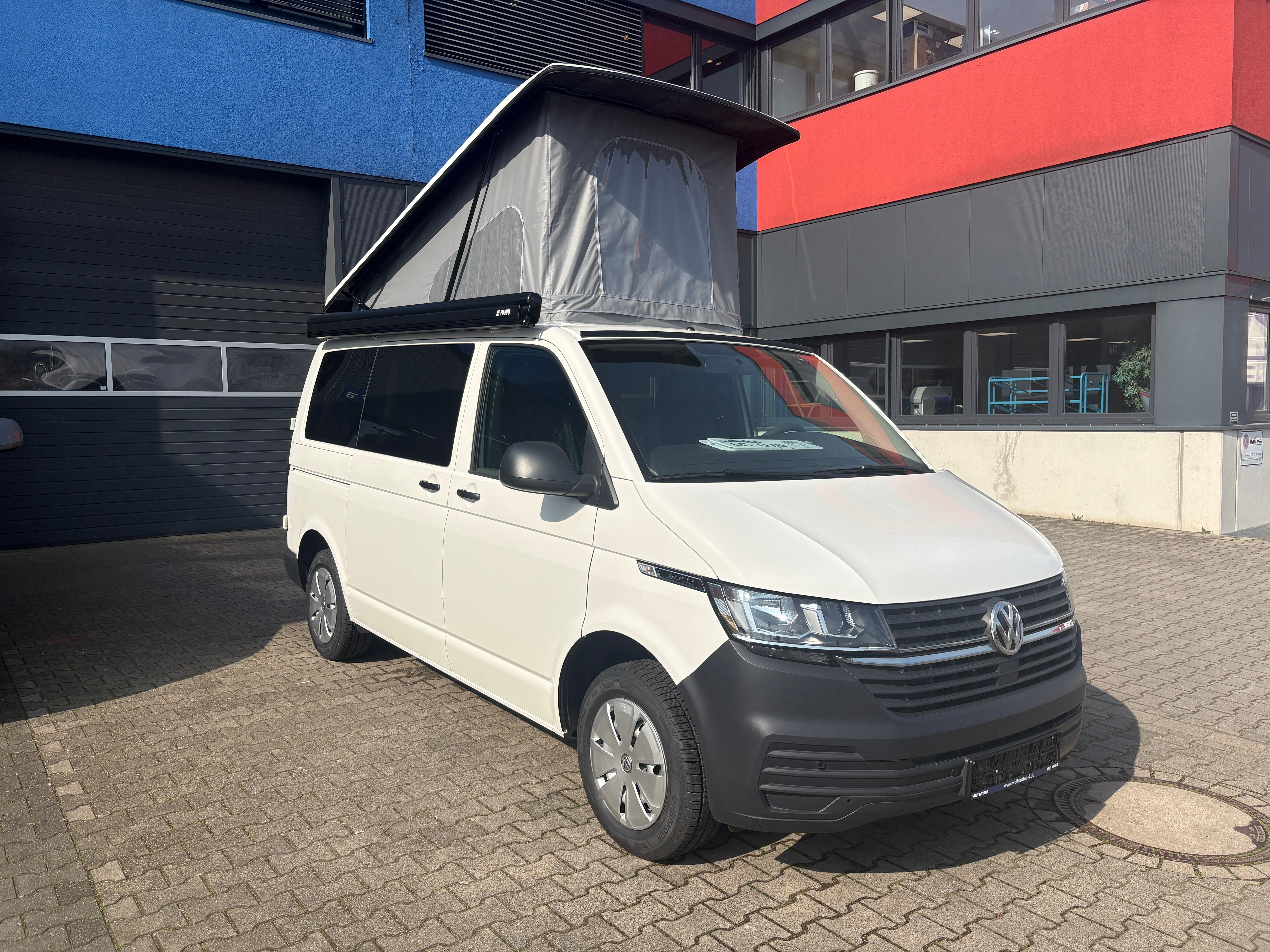 Volkswagen T6.1 Camper mit Schlafdach 2.0 TDI, 110 PS | VW Bulli Wohmobil Campervan | KM-Stand: 109.000 km, EZ: 11.2020, Weiß