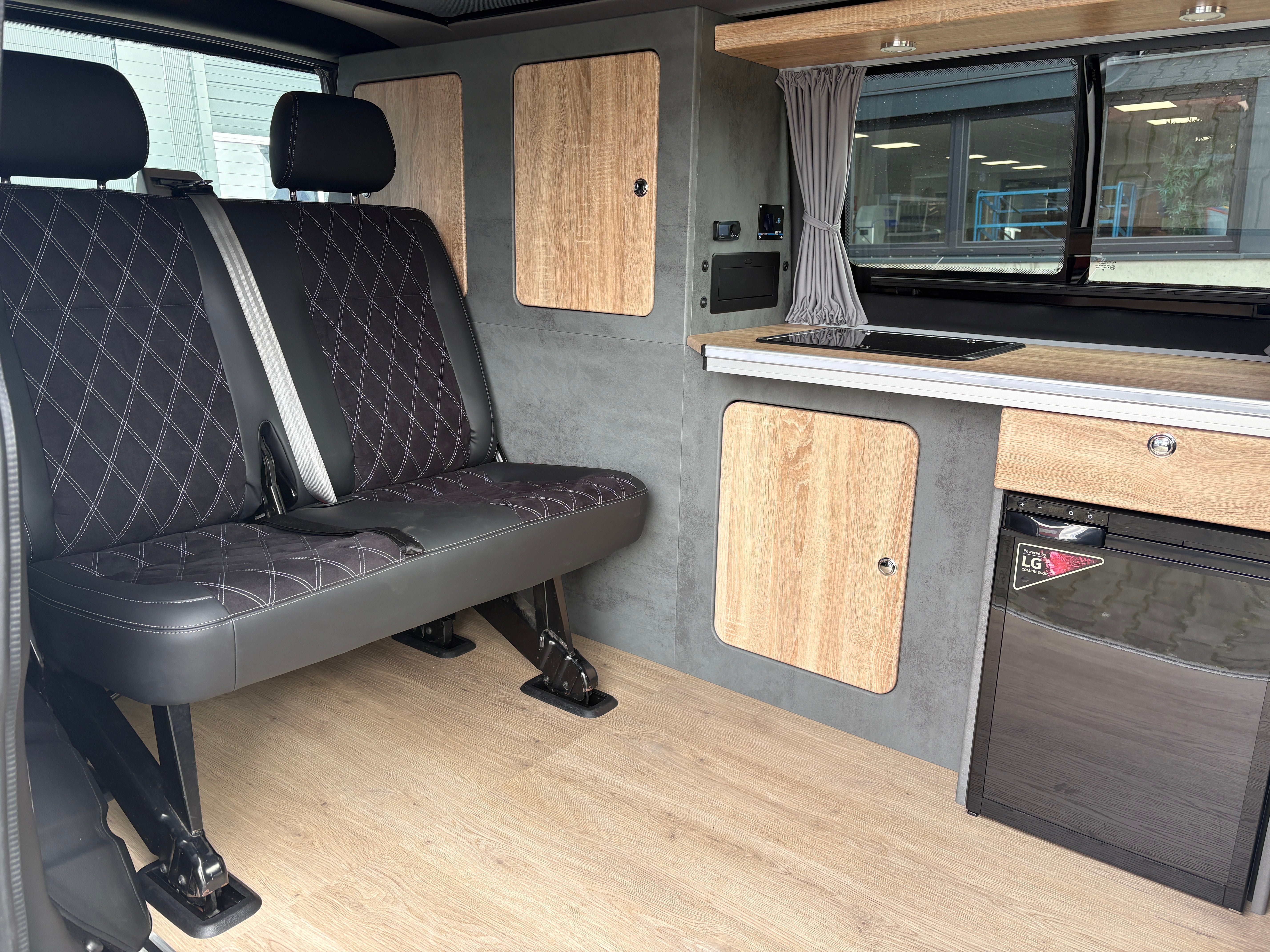 Volkswagen T6 Camper mit Schlafdach 2.0 TDI, 150 PS, Weiß, Schalter - 6 Gang | VW Bulli Wohmobil Campervan | KM-Stand: 124.000 km, EZ: 11.2019, Foto 2 | Weit & Wald Mönchengladbach