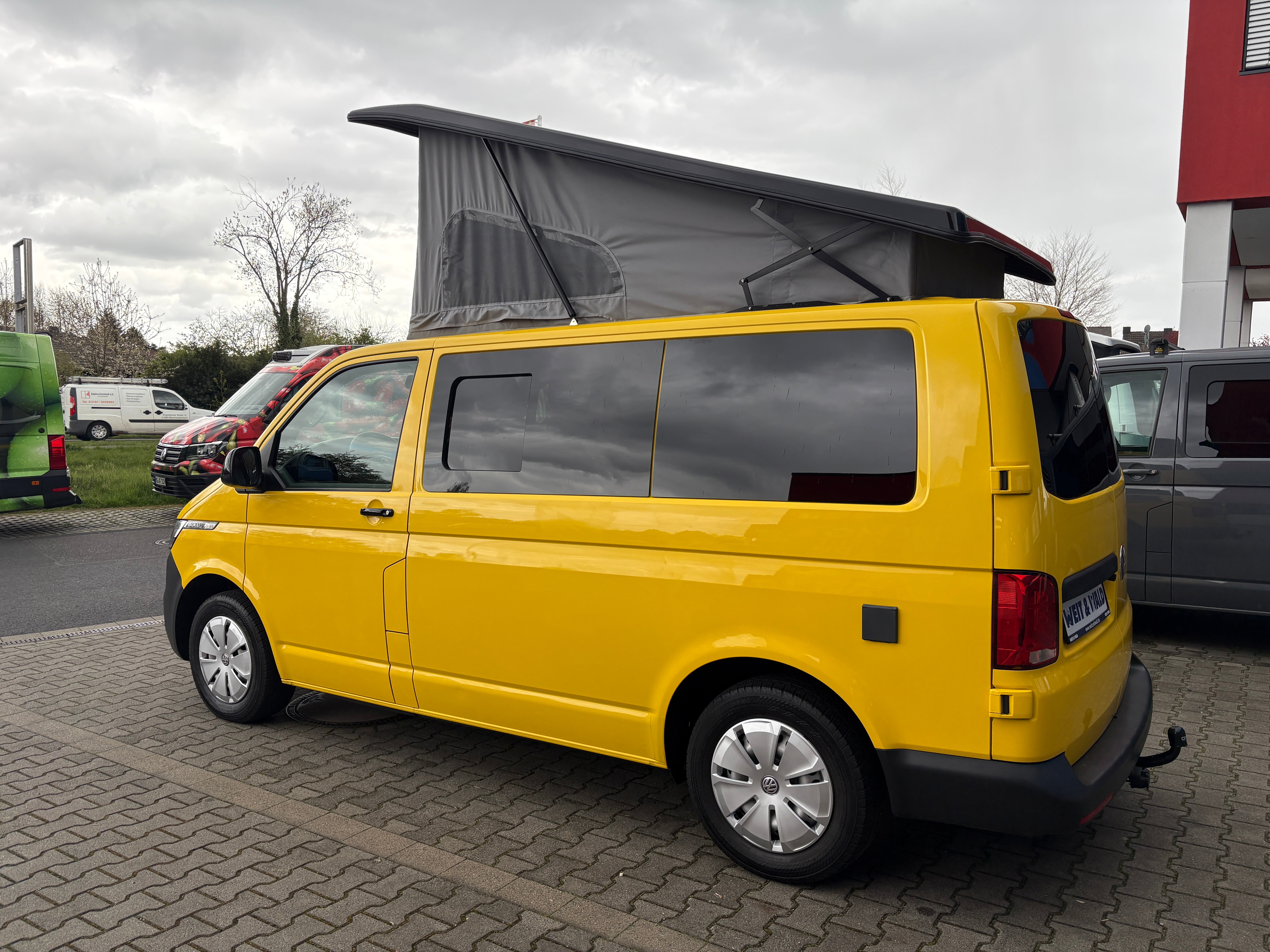 Volkswagen T6.1 Camper mit Schlafdach 2.0 TDI, 150 PS, Gelb, DSG | VW Bulli Wohmobil Campervan | KM-Stand: 81.000 km, EZ: 02.2020, Foto 3 | Weit & Wald Mönchengladbach