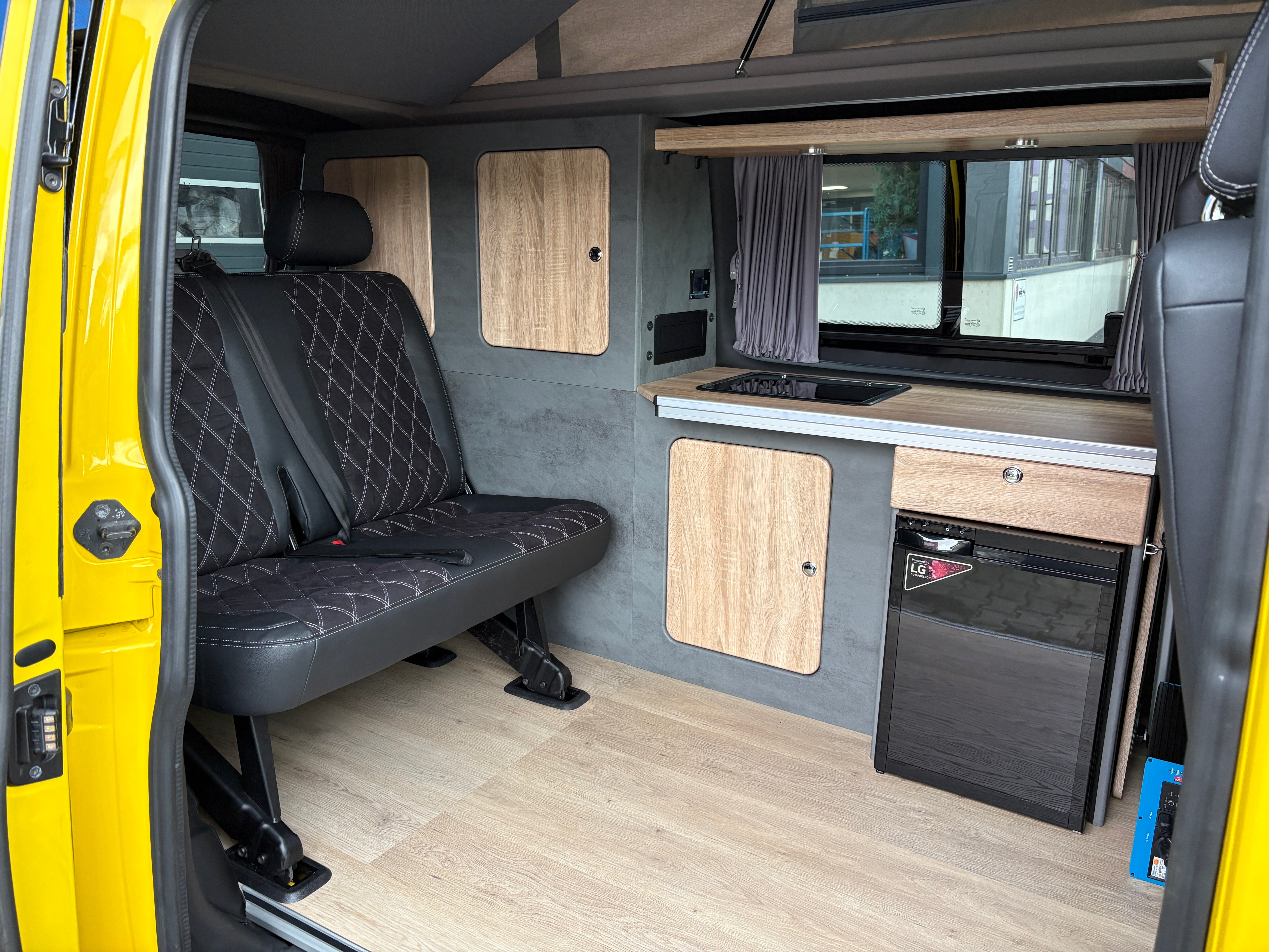Volkswagen T6.1 Camper mit Schlafdach 2.0 TDI, 150 PS, Gelb, DSG | VW Bulli Wohmobil Campervan | KM-Stand: 81.000 km, EZ: 02.2020, Foto 12 | Weit & Wald Mönchengladbach