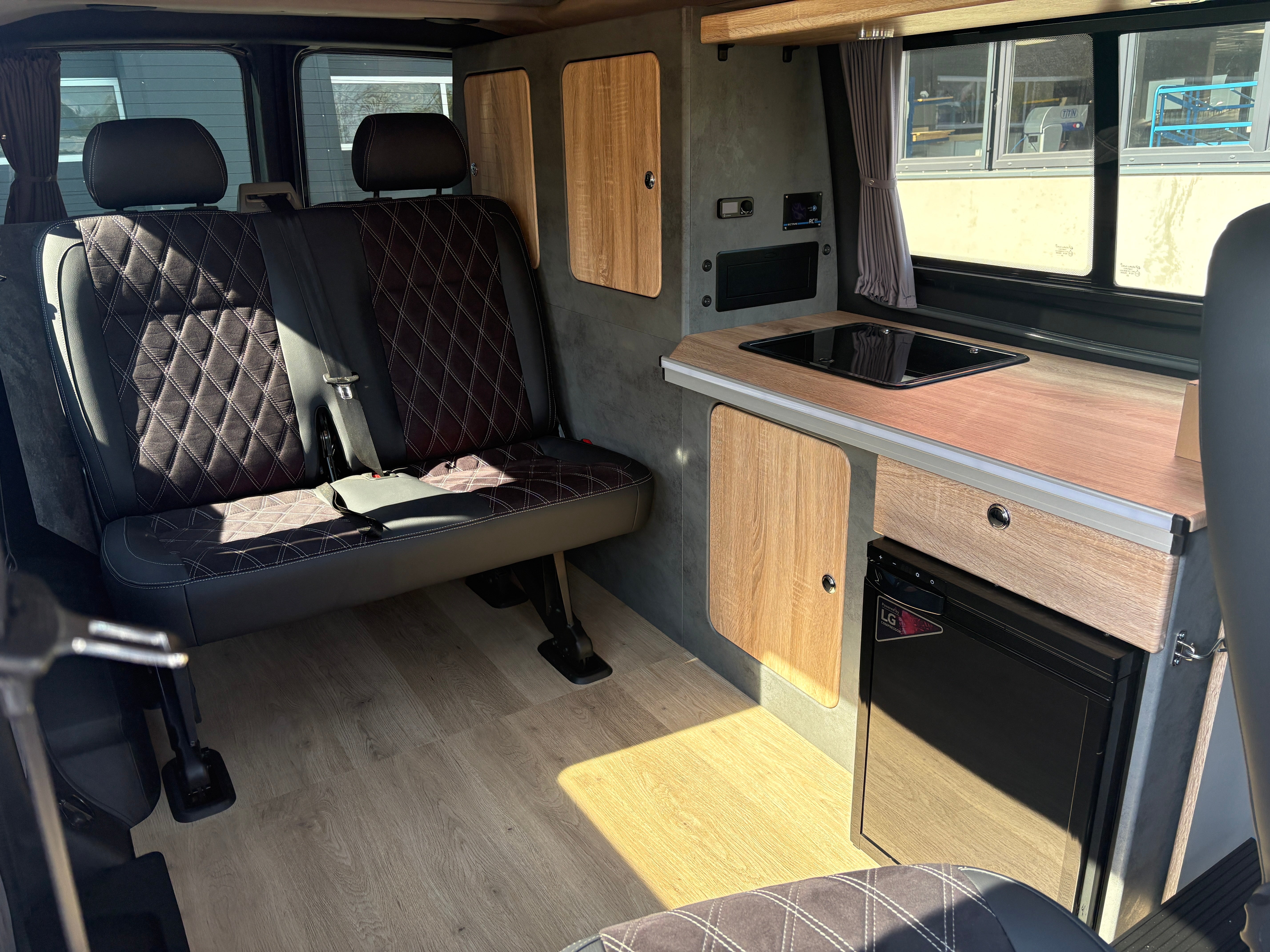Volkswagen T6.1 Camper mit Schlafdach 2.0 TDI, 150 PS, Grau, DSG | VW Bulli Wohmobil Campervan | KM-Stand: 128.000 km, EZ: 12.2020, Foto 2 | Weit & Wald Mönchengladbach