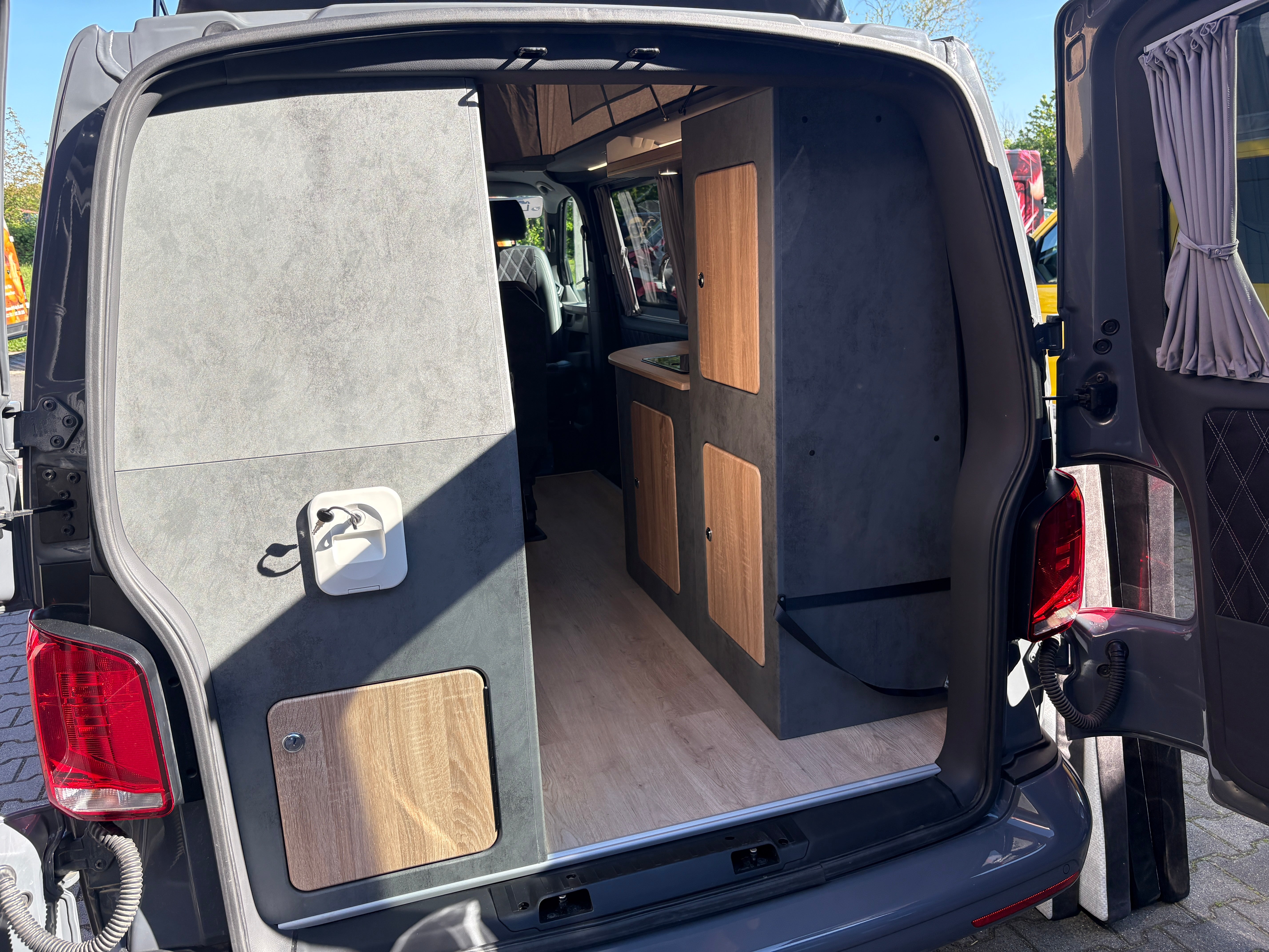 Volkswagen T6.1 Camper mit Schlafdach & WC 2.0 TDI, 150 PS, Grau, Schalter - 6 Gang | VW Bulli Wohmobil Campervan | KM-Stand: 107.000 km, EZ: 10.2022, Foto 27 | Weit & Wald Mönchengladbach