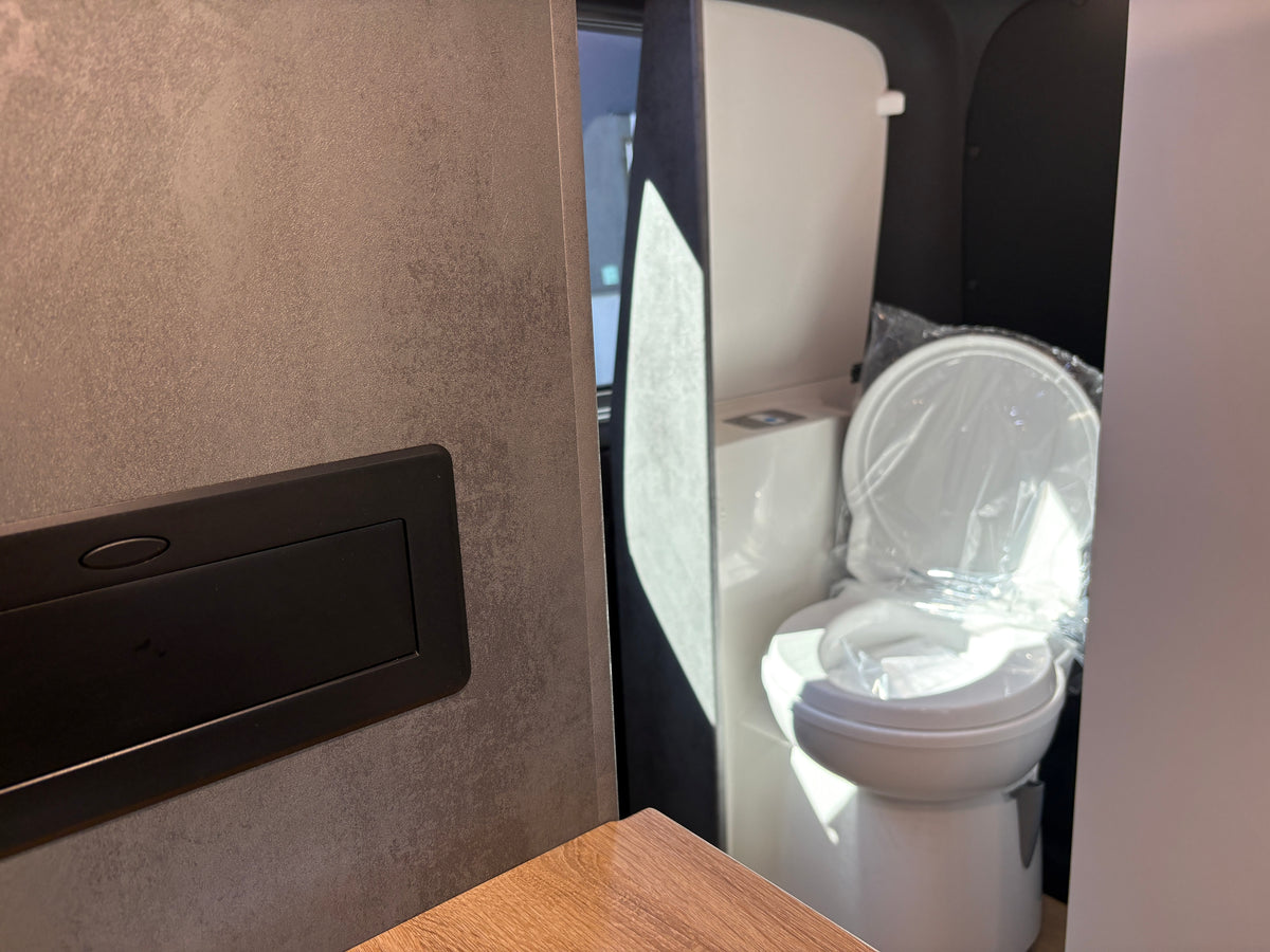 Volkswagen T6.1 Camper mit Aufstelldach & integriertem WC mit Kassettentoilette, 2.0 TDI, 150 PS / 110KW, Schalter - 6 Gang | VW Bulli Wohnmobil Campervan Kastenwagen