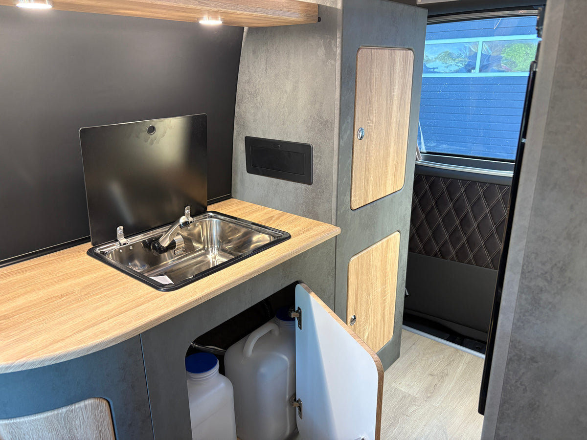 Volkswagen T6.1 Camper mit Aufstelldach & integriertem WC mit Kassettentoilette, 2.0 TDI, 150 PS / 110KW, Schalter - 6 Gang | VW Bulli Wohnmobil Campervan Kastenwagen