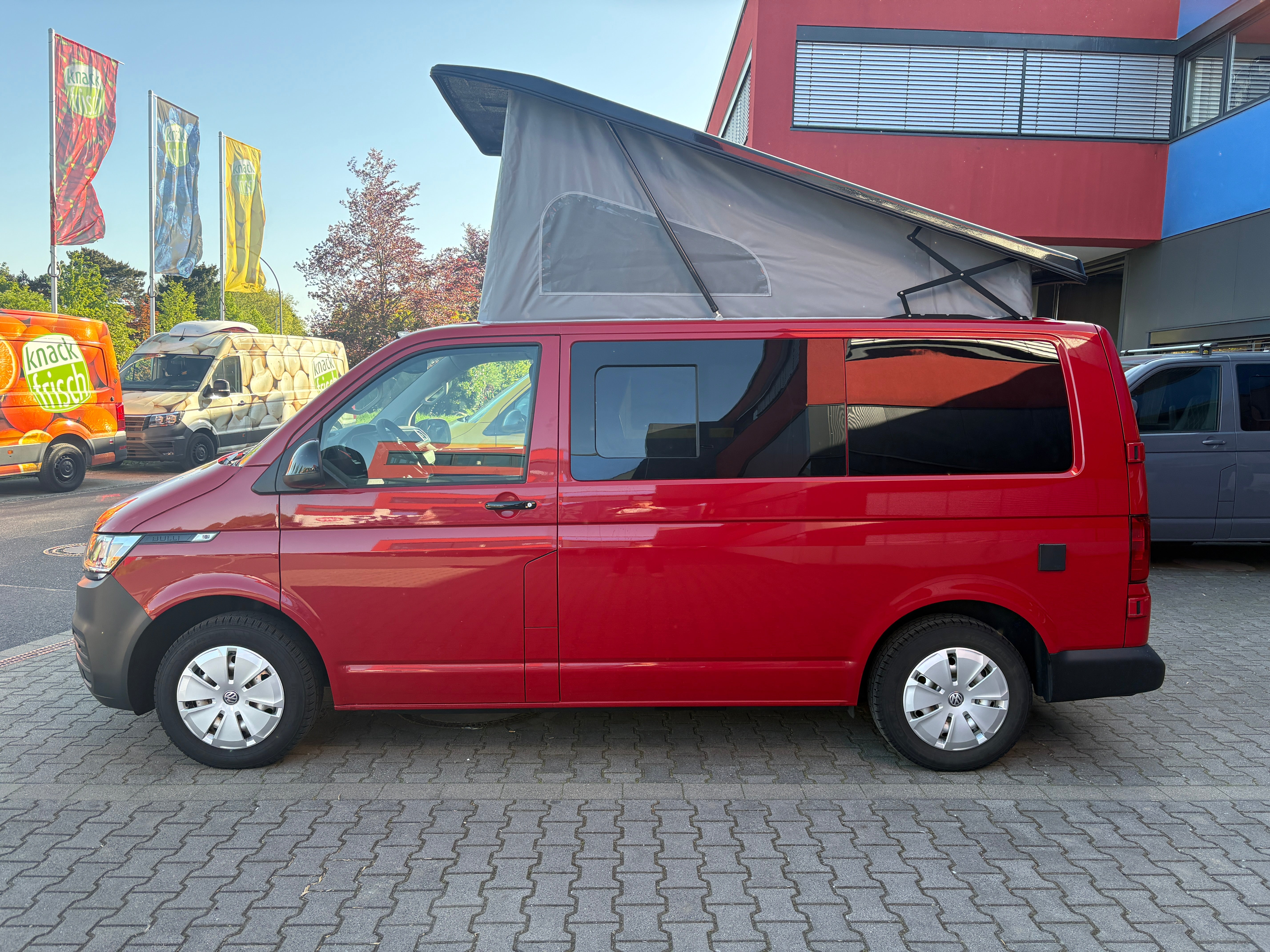 Volkswagen T6.1 Camper mit Schlafdach 2.0 TDI, 110 PS, Rot | VW Bulli Wohmobil Campervan | KM-Stand: 94.000 km, EZ: 09.2020, Foto 1 | Weit & Wald Mönchengladbach