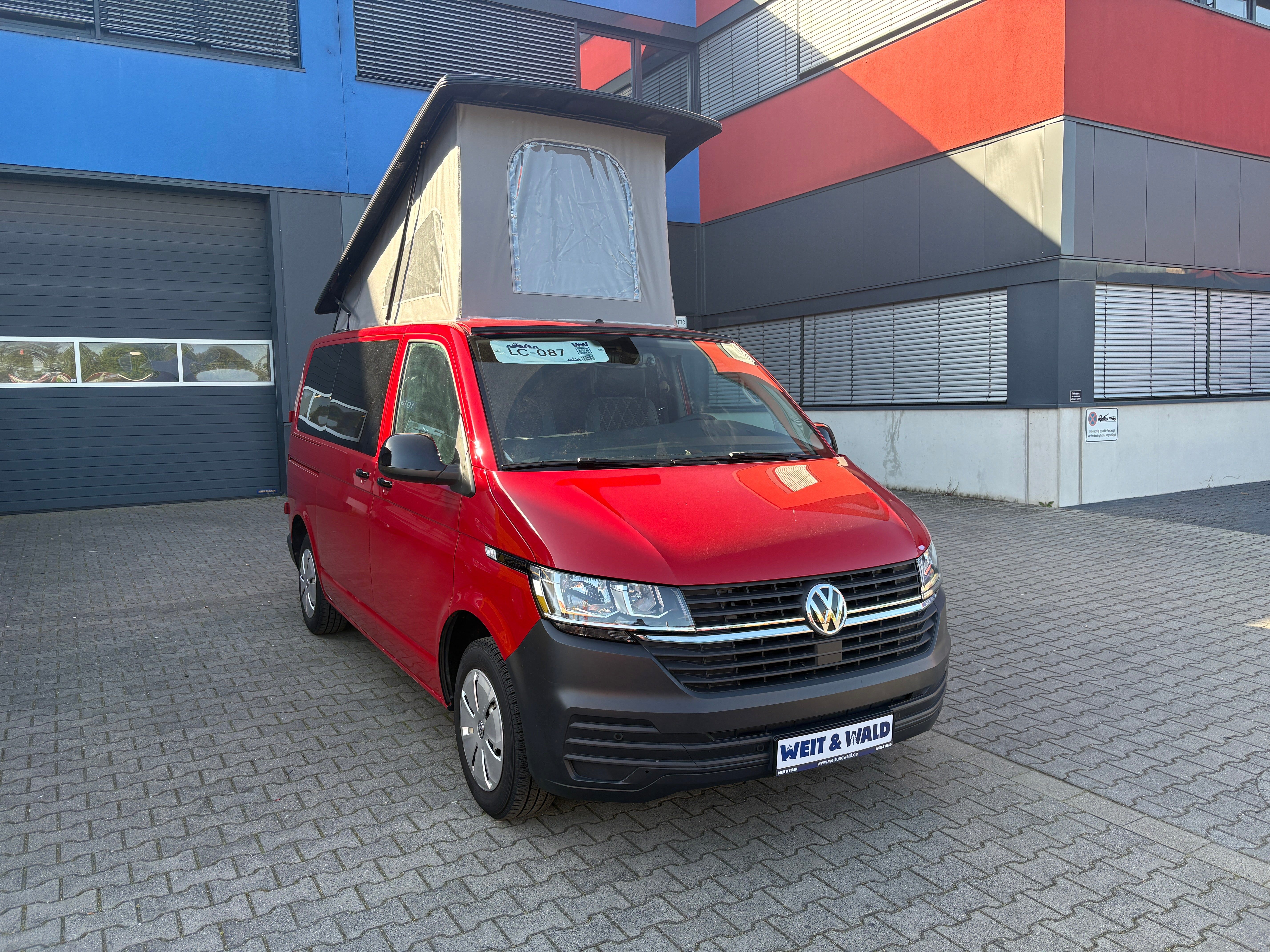Volkswagen T6.1 Camper mit Schlafdach 2.0 TDI, 110 PS, Rot | VW Bulli Wohmobil Campervan | KM-Stand: 94.000 km, EZ: 09.2020, Foto 3 | Weit & Wald Mönchengladbach