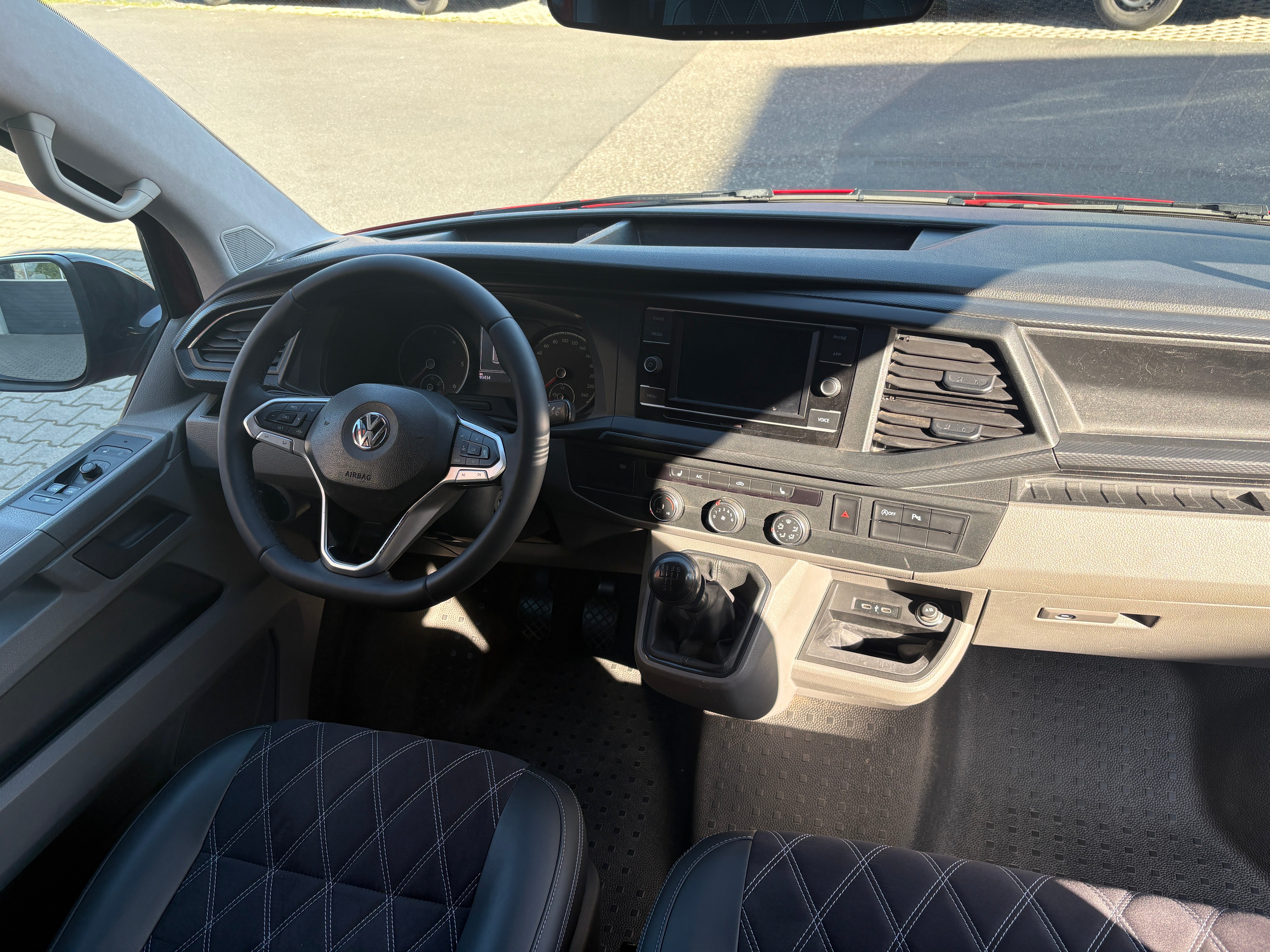 Volkswagen T6.1 Camper mit Schlafdach 2.0 TDI, 110 PS, Rot | VW Bulli Wohmobil Campervan | KM-Stand: 94.000 km, EZ: 09.2020, Foto 14 | Weit & Wald Mönchengladbach