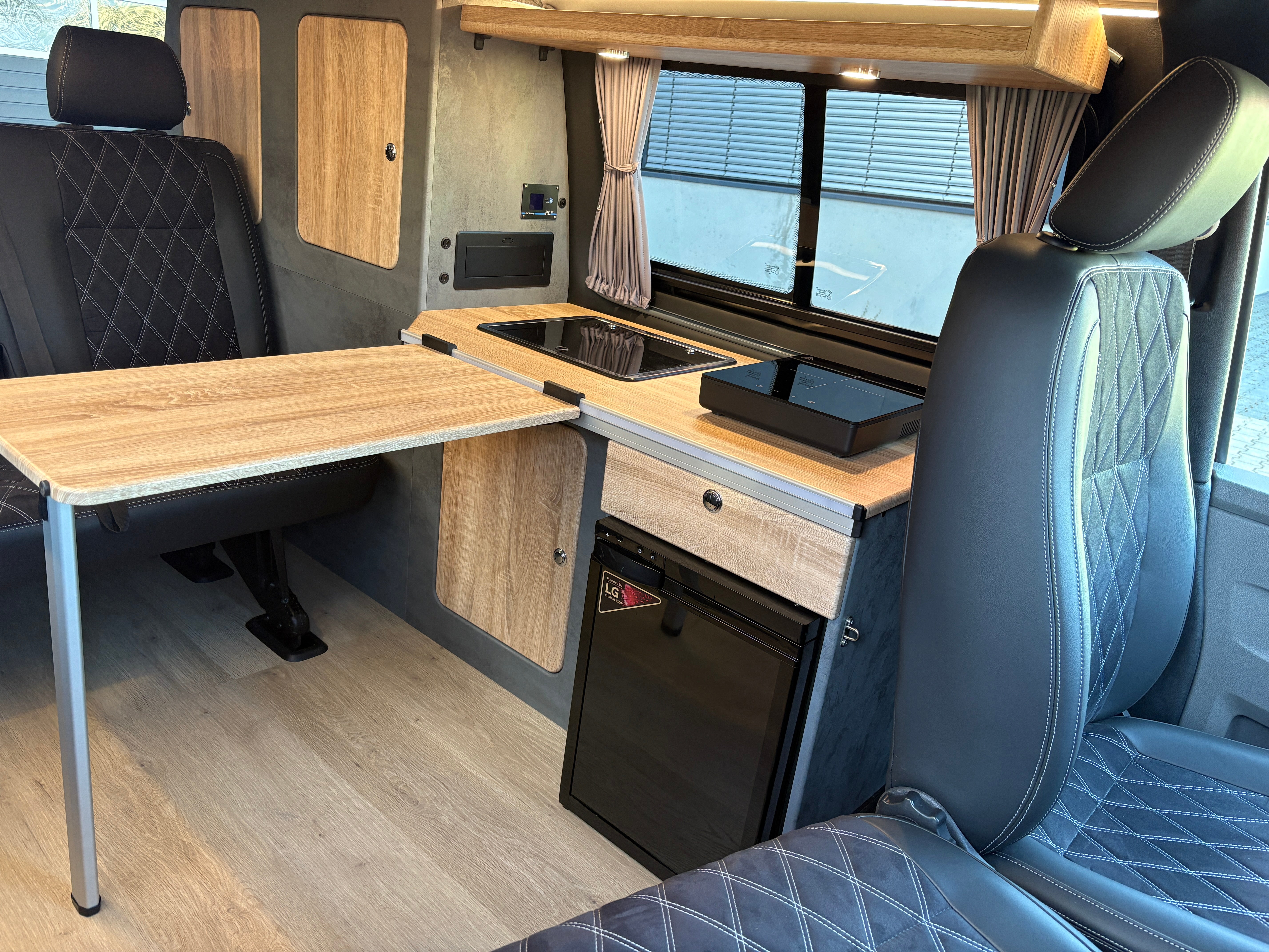 Volkswagen T6.1 Camper mit Schlafdach 2.0 TDI, 110 PS, Rot | VW Bulli Wohmobil Campervan | KM-Stand: 94.000 km, EZ: 09.2020, Foto 19 | Weit & Wald Mönchengladbach