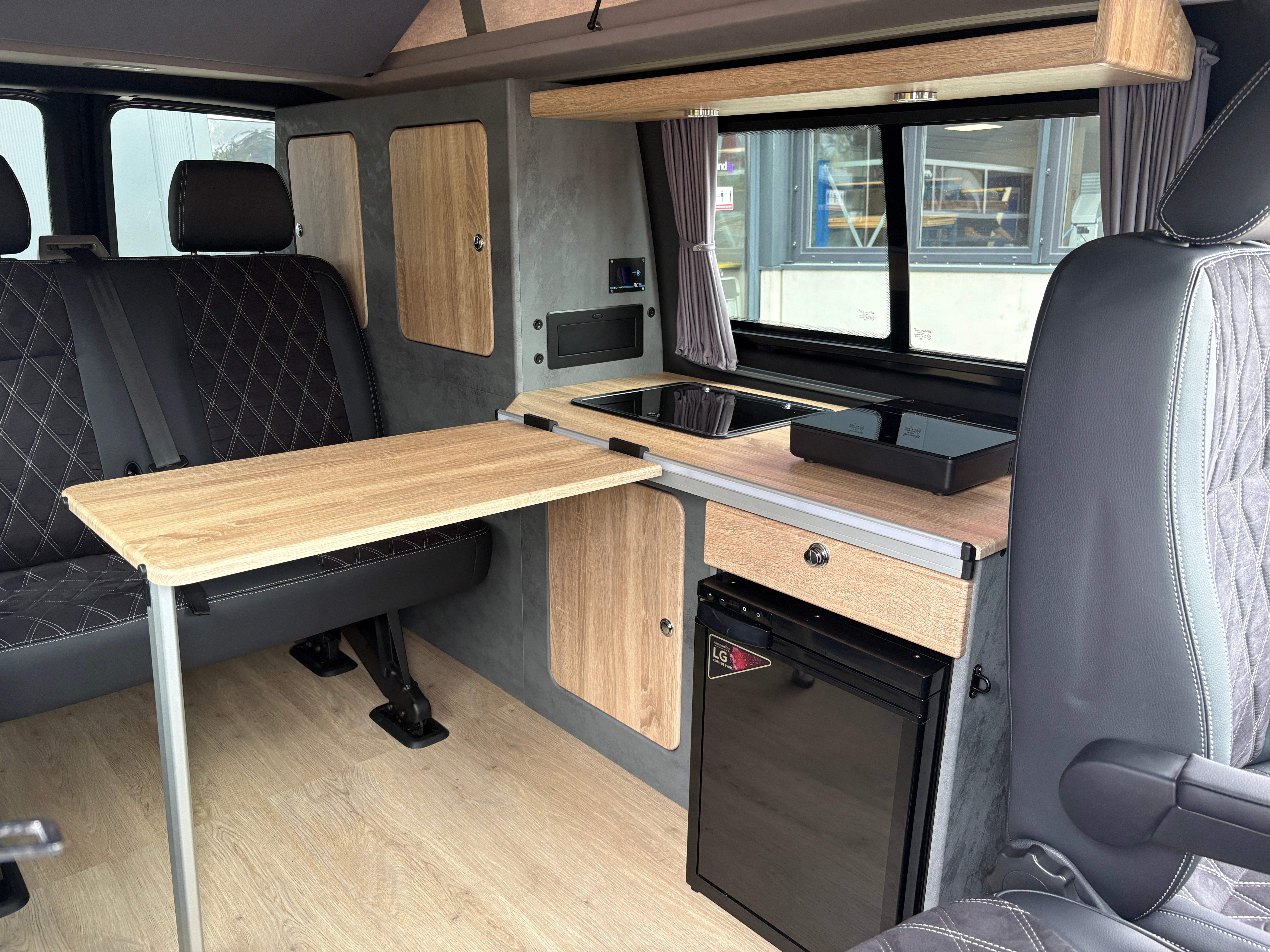 Volkswagen T6.1 Camper mit Aufstelldach, 2.0 TDI, 110 PS / 81KW | VW Bulli Wohnmobil Campervan Kastenwagen