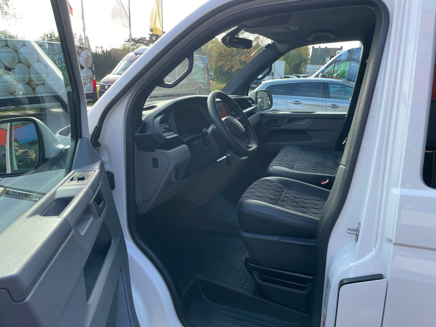 Volkswagen T6.1 Camper 2.0 TDI 150PS Schaltgetriebe unfallfrei | Wohnmobil mit Navi, PDC, Rückfahrkamera | Campervan Umbau 5 Sitzer